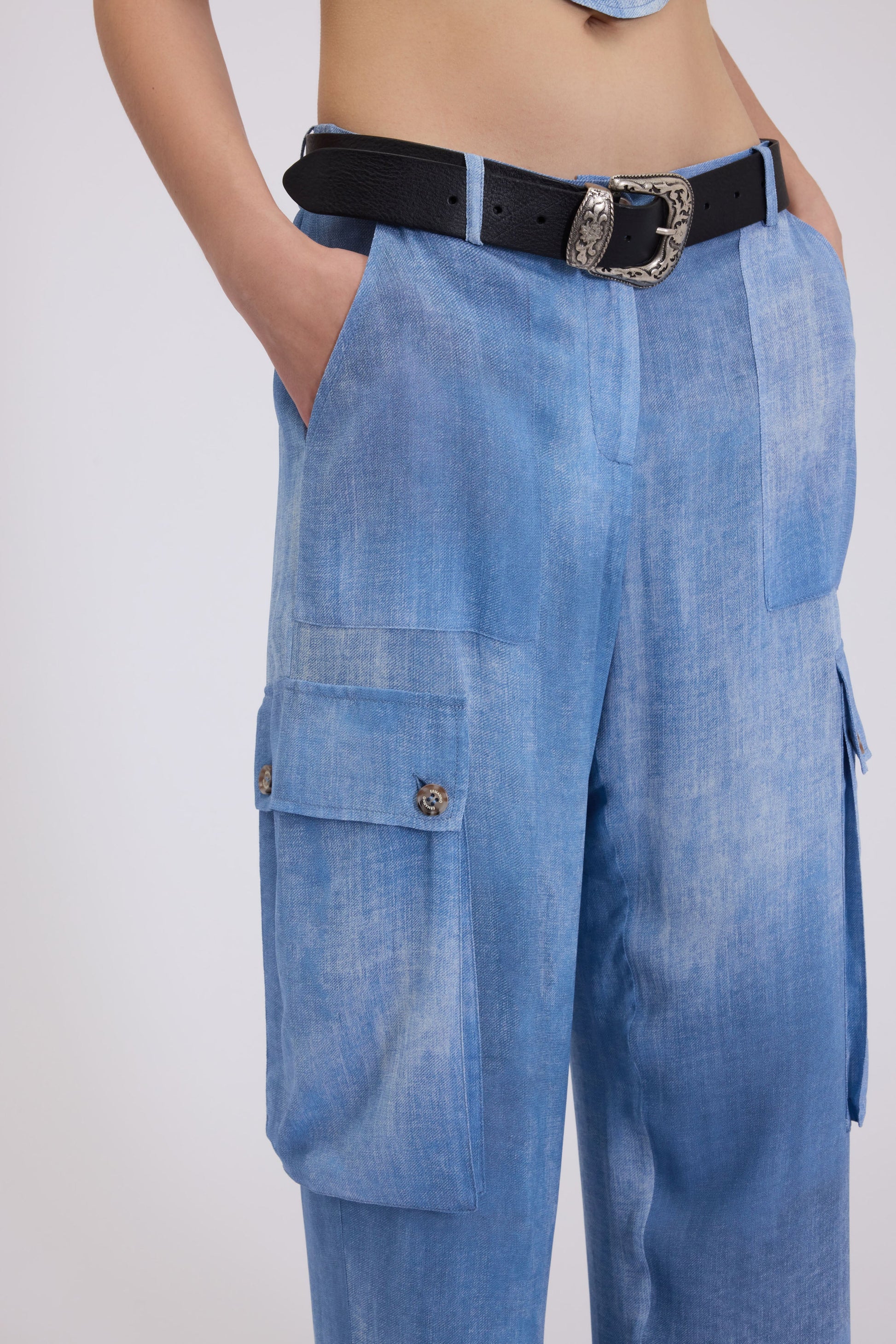PANTALON CARGO EN GEORGETTE IMPRIMÉ DENIM