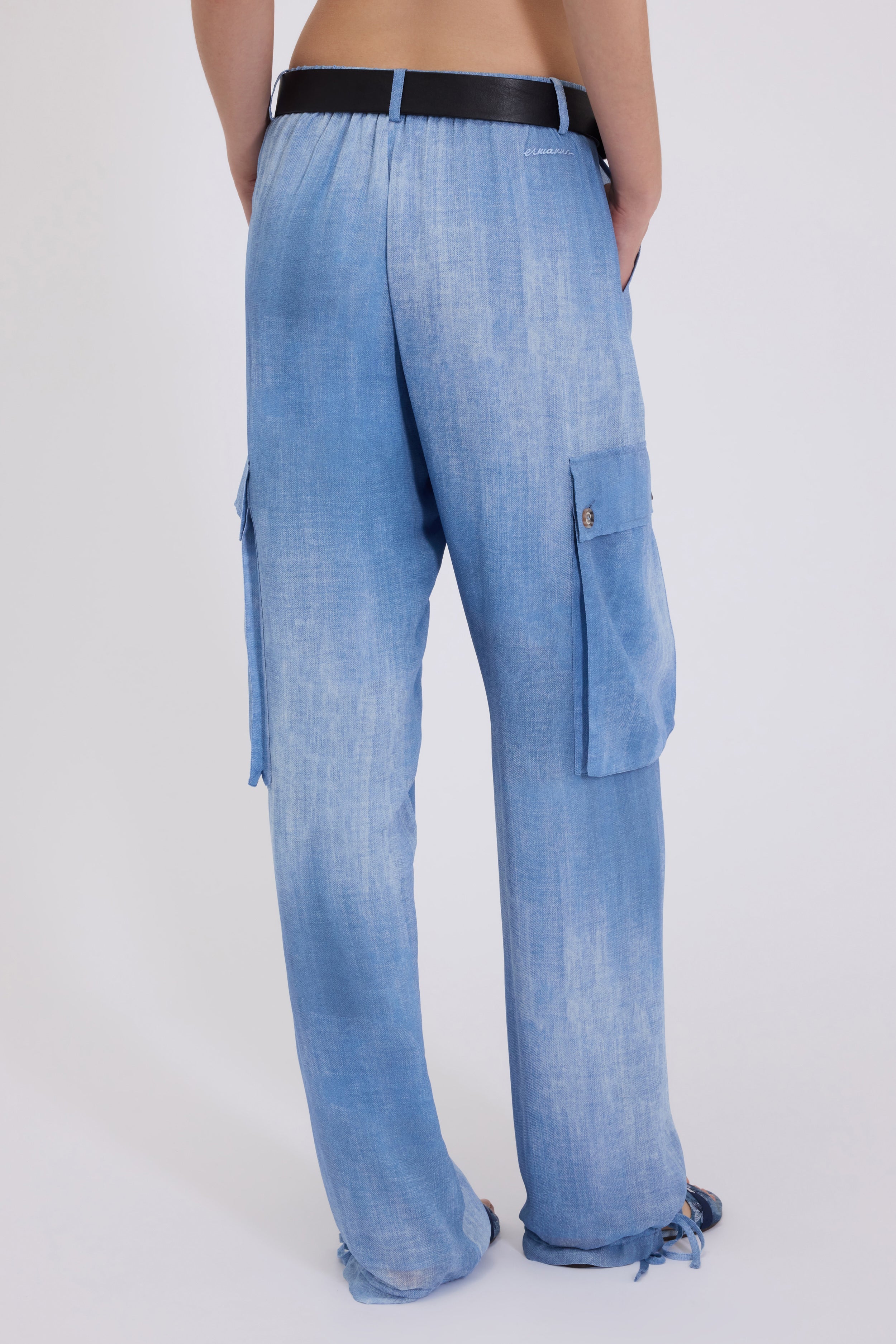 PANTALON CARGO EN GEORGETTE IMPRIMÉ DENIM