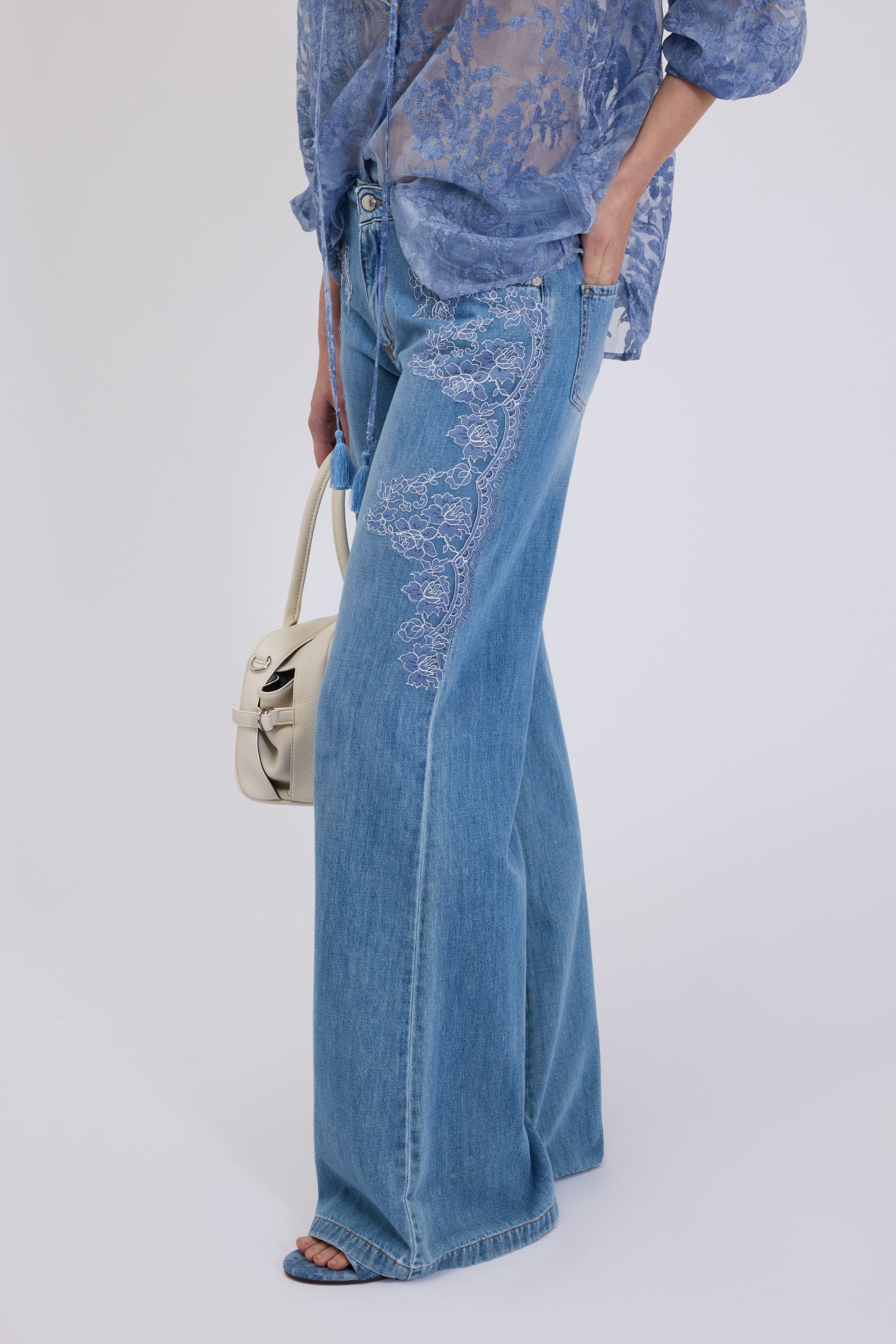 JEAN ÉVASÉ AVEC DENTELLE BRODÉ SUR LES HANCHES