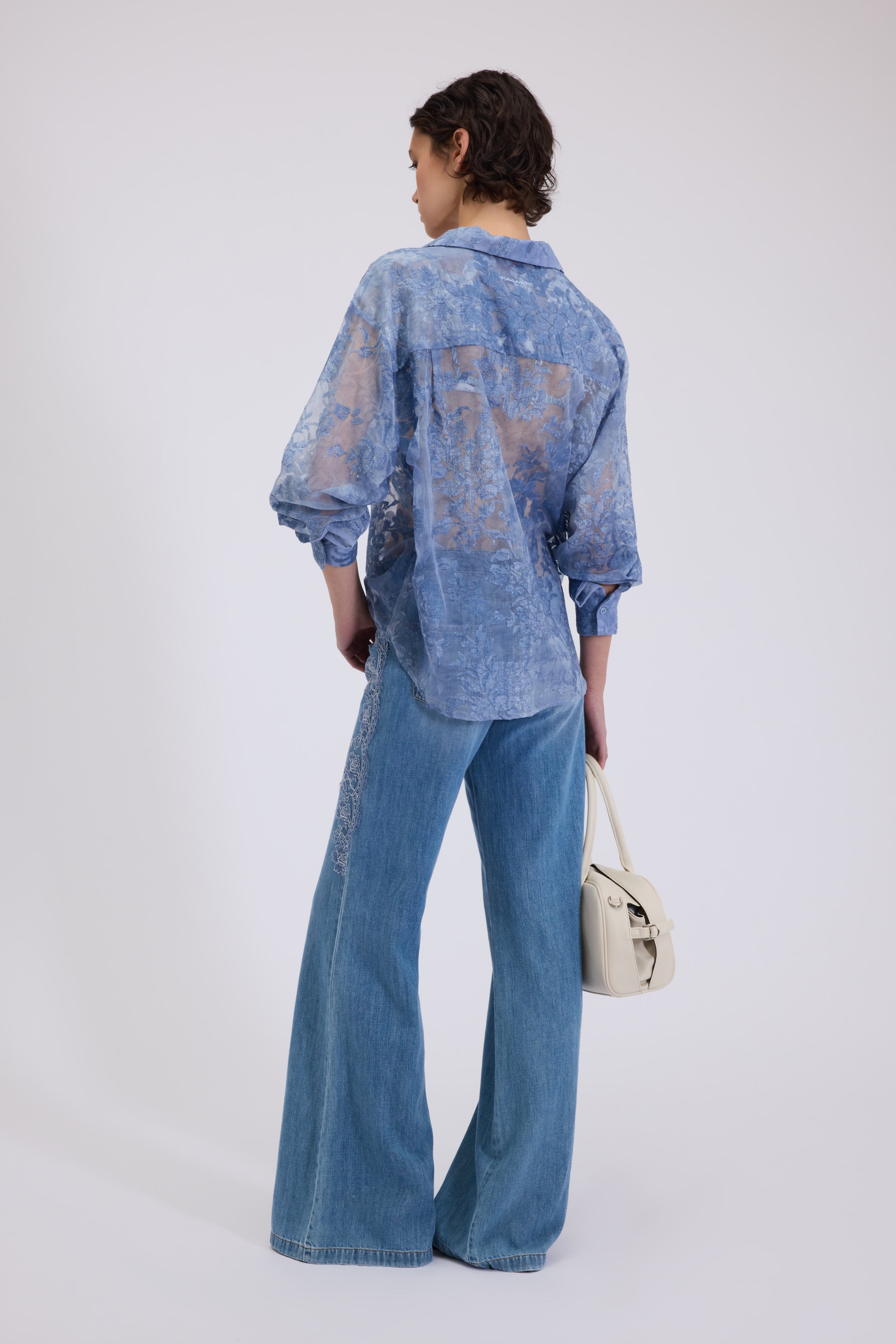 JEAN ÉVASÉ AVEC DENTELLE BRODÉ SUR LES HANCHES