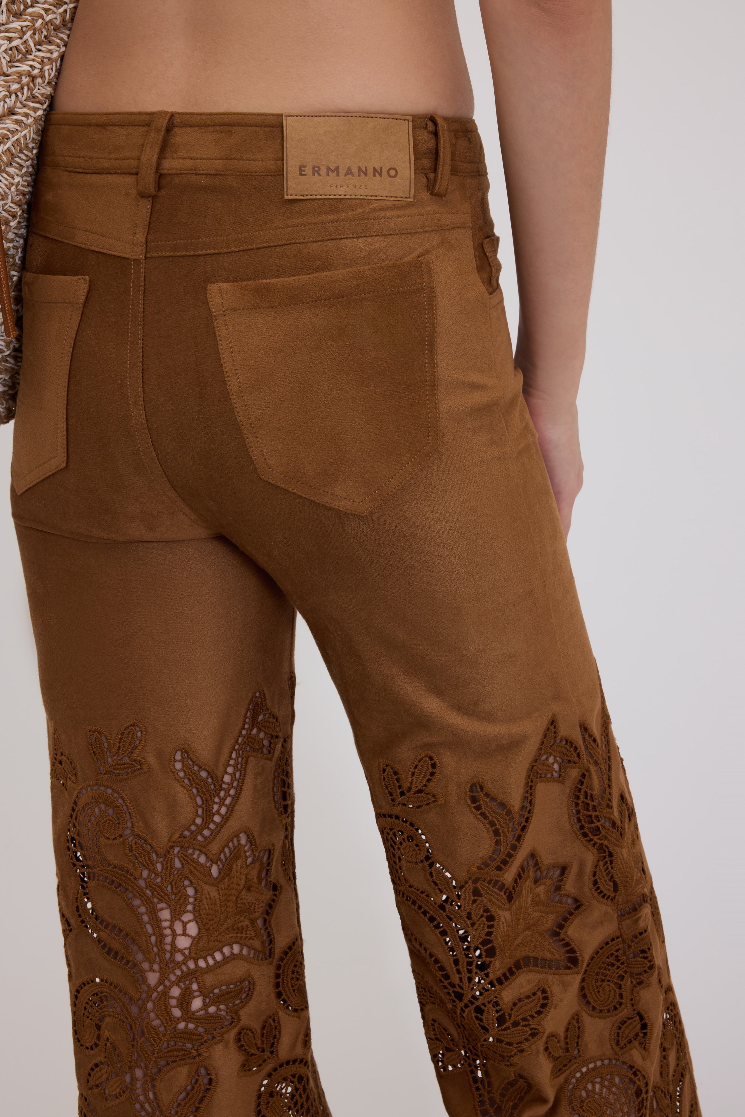 PANTALONI FLARE SCAMOCIATI CON RICAMO SANGALLO