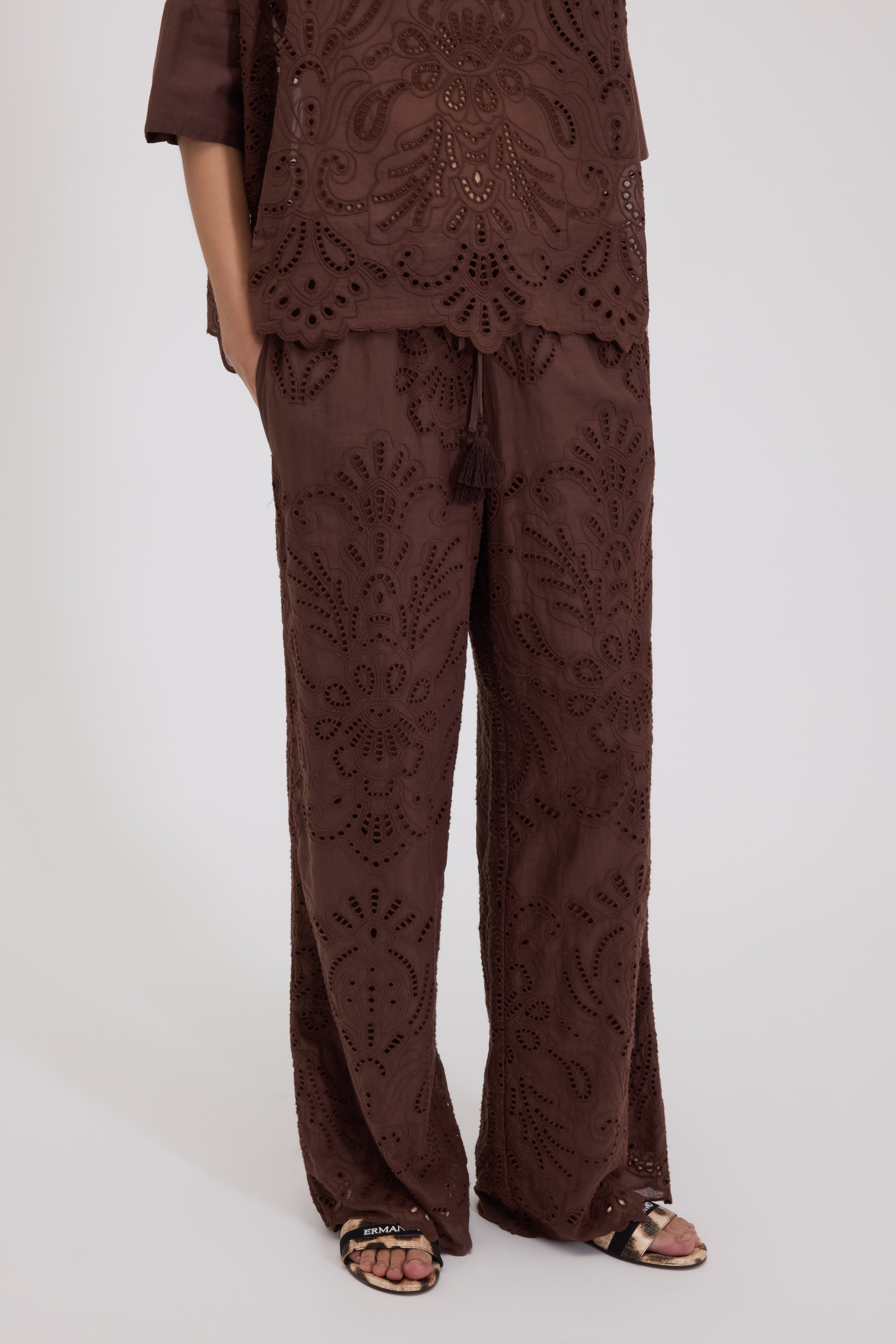 PANTALON EN MOUSSELINE DE COTON AVEC BRODERIE ANGLAISE