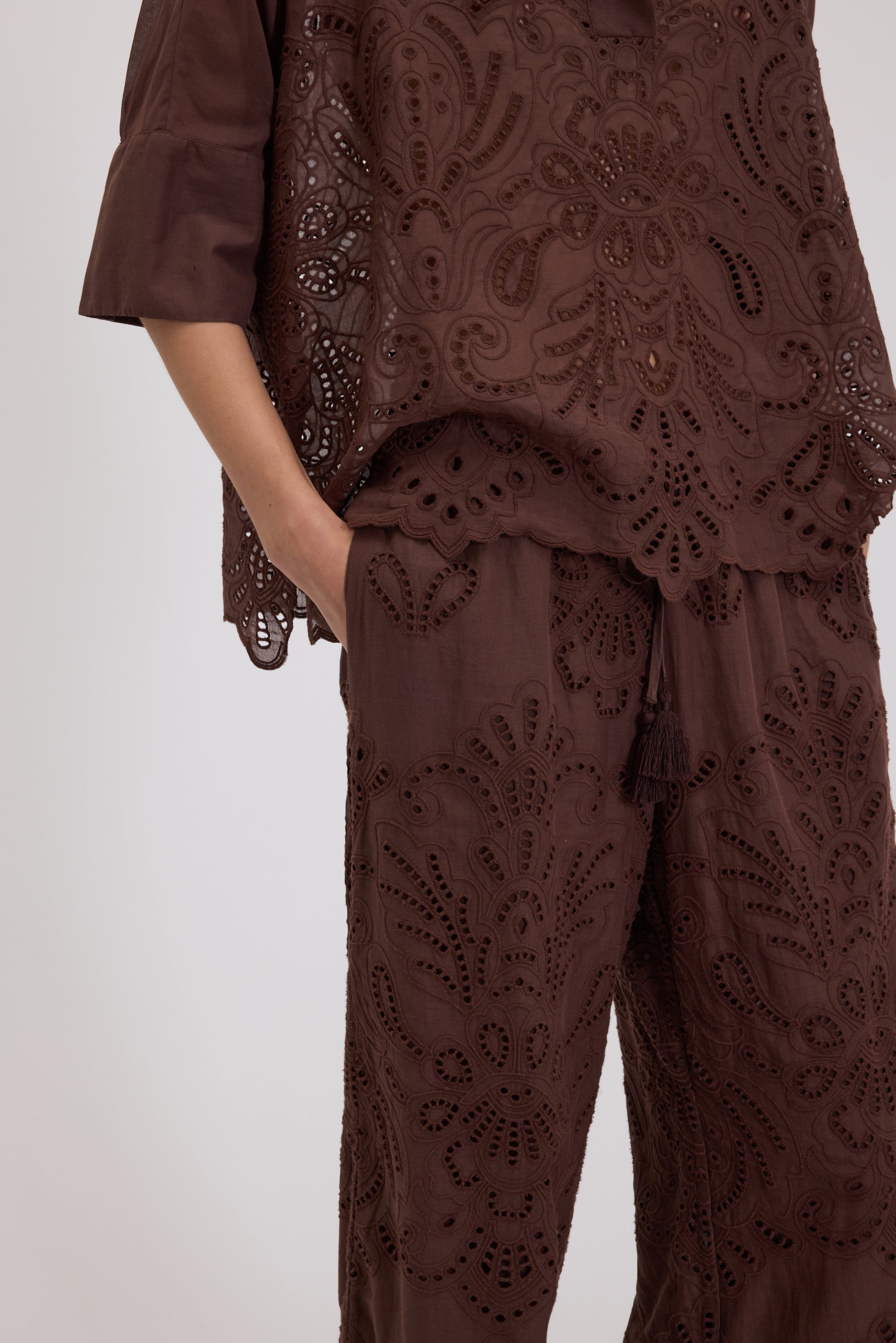 PANTALON EN MOUSSELINE DE COTON AVEC BRODERIE ANGLAISE