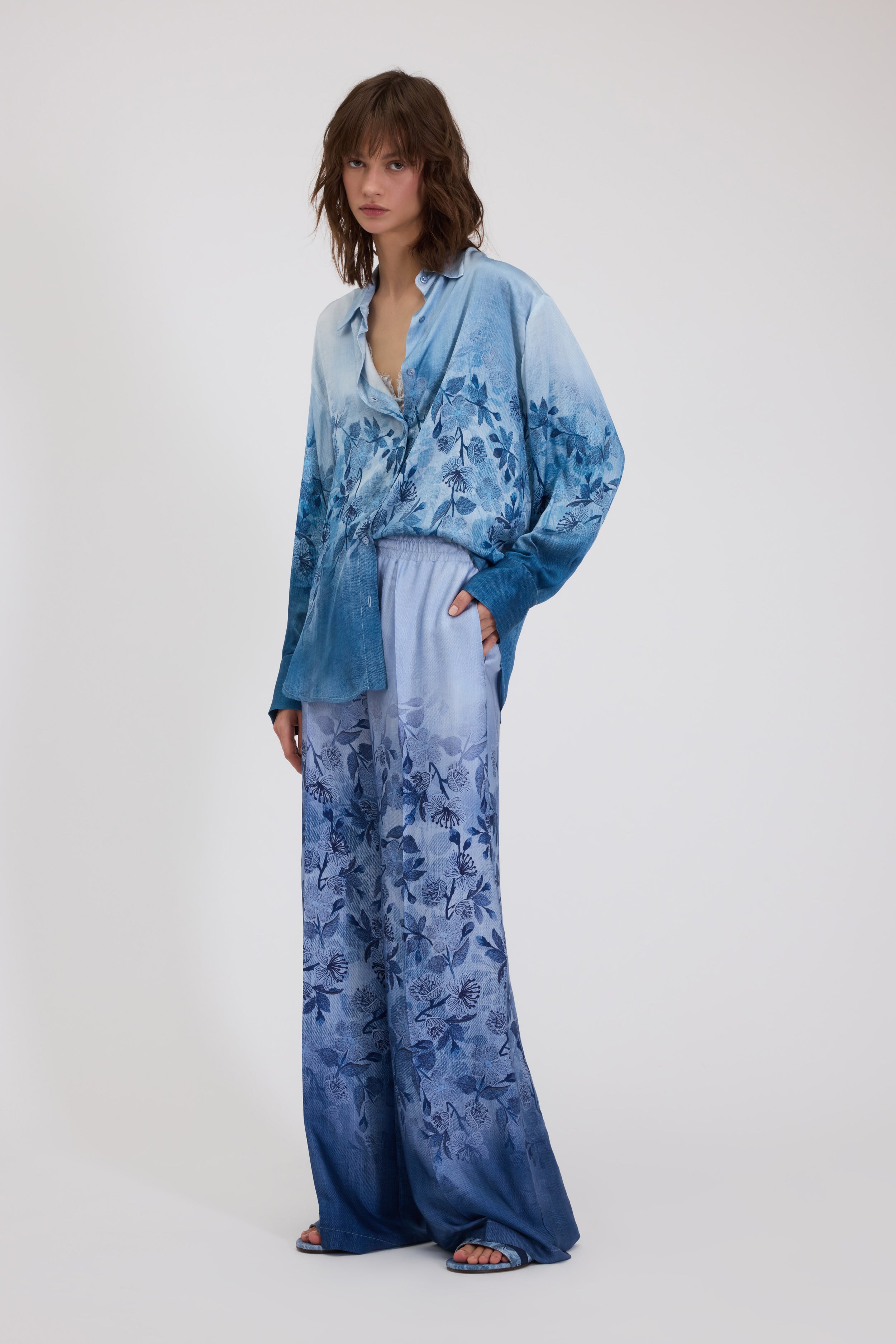 PANTALONI IN RASO STAMPA DENIM FLOREALE SFUMATA