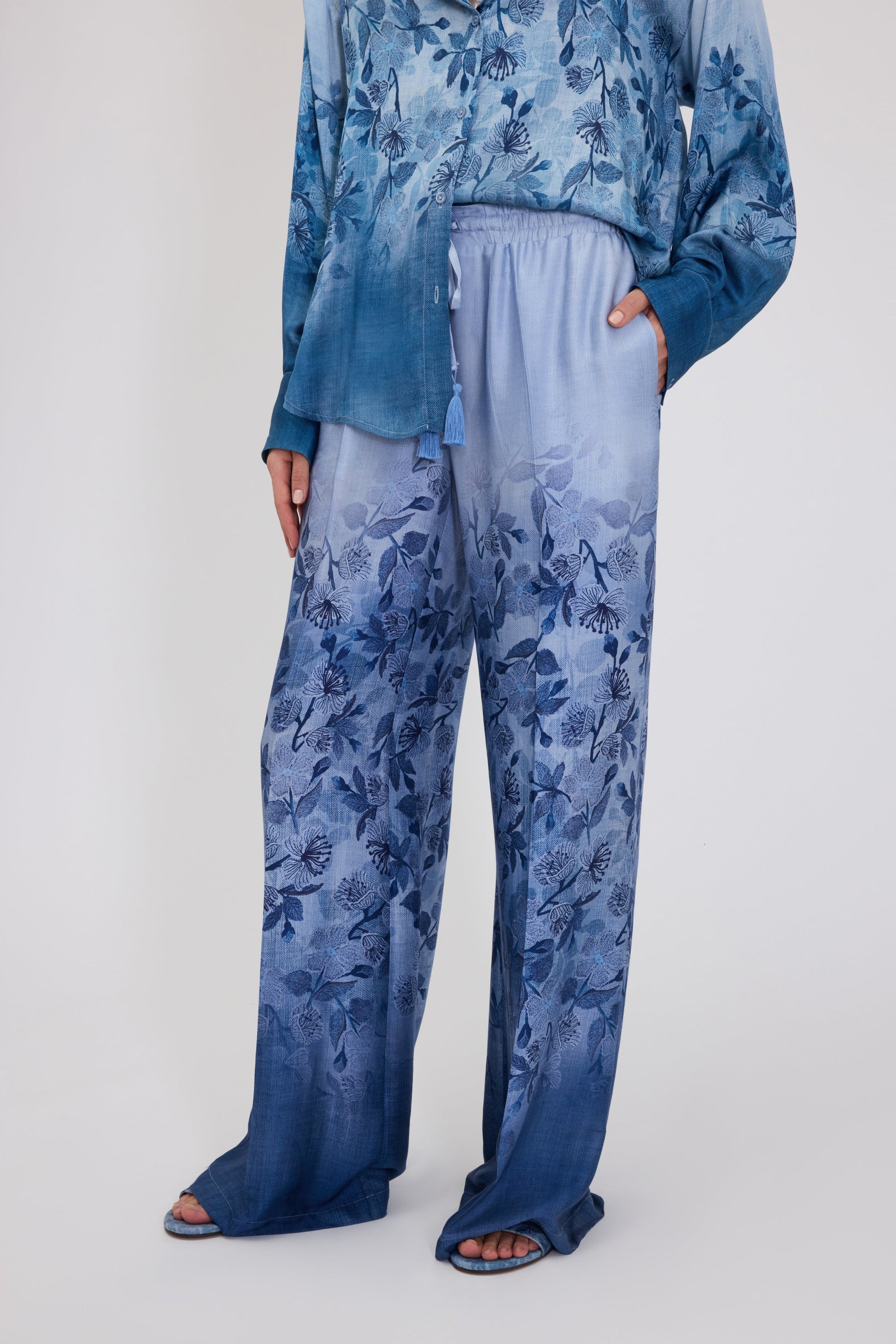 PANTALONI IN RASO STAMPA DENIM FLOREALE SFUMATA
