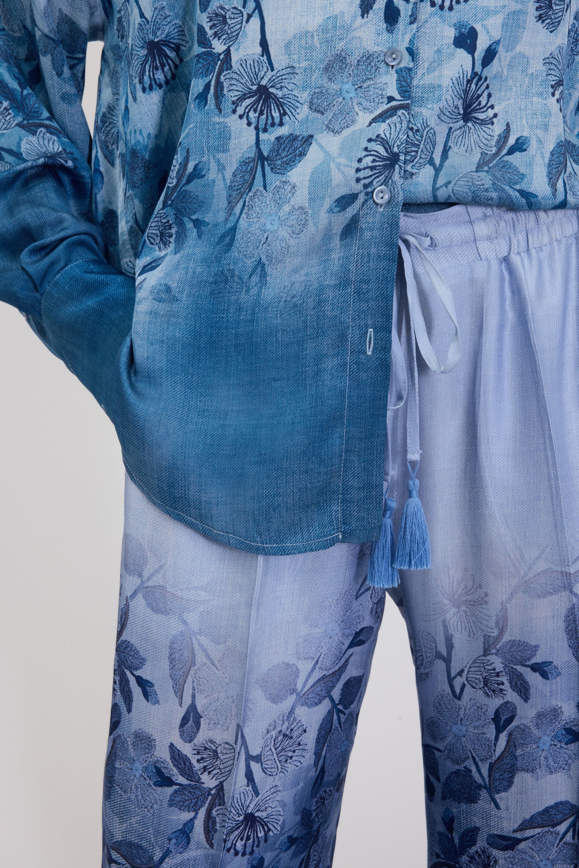 PANTALONI IN RASO STAMPA DENIM FLOREALE SFUMATA