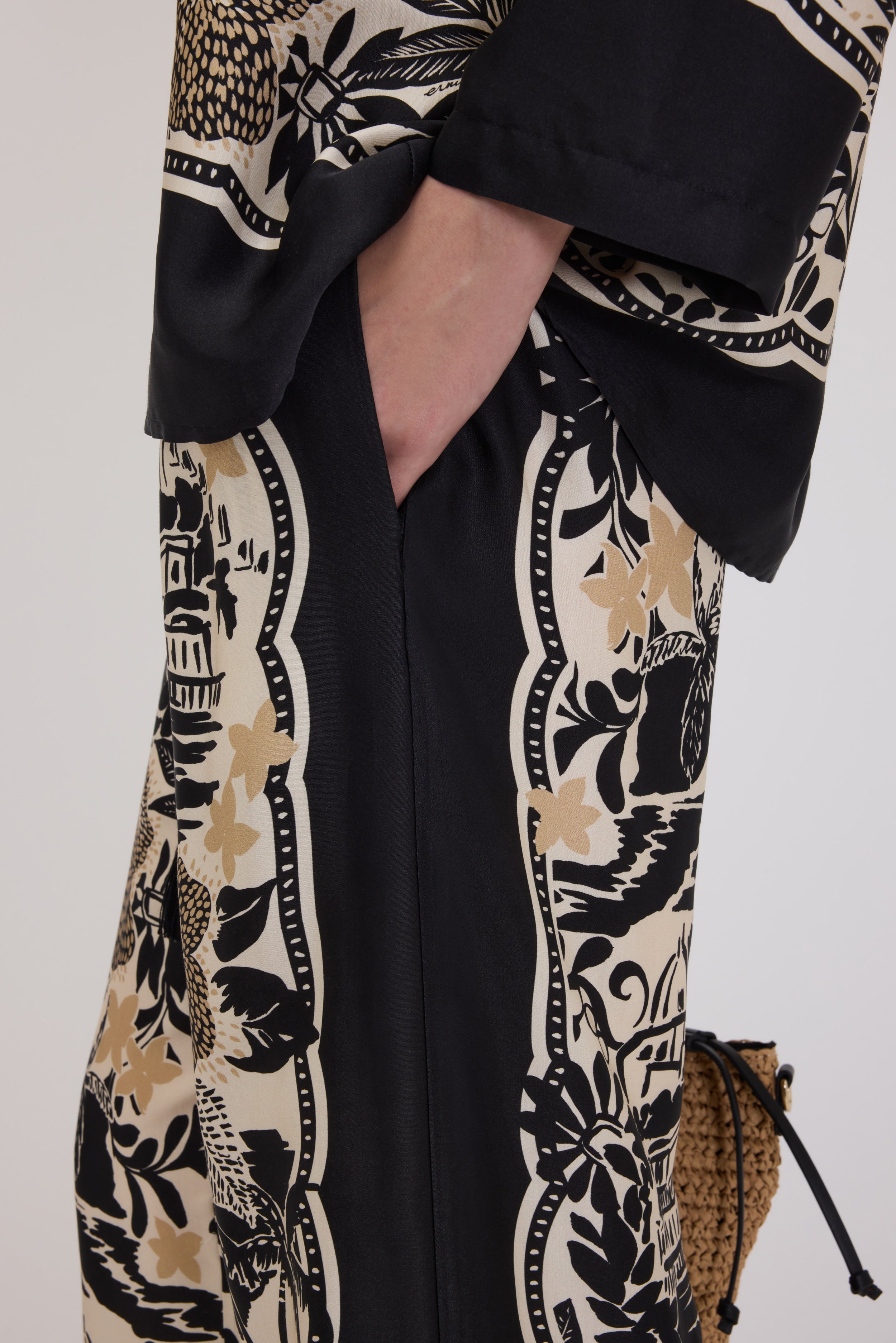 PANTALONI IN RASO DI VISCOSA CON STAMPA TROPICALE