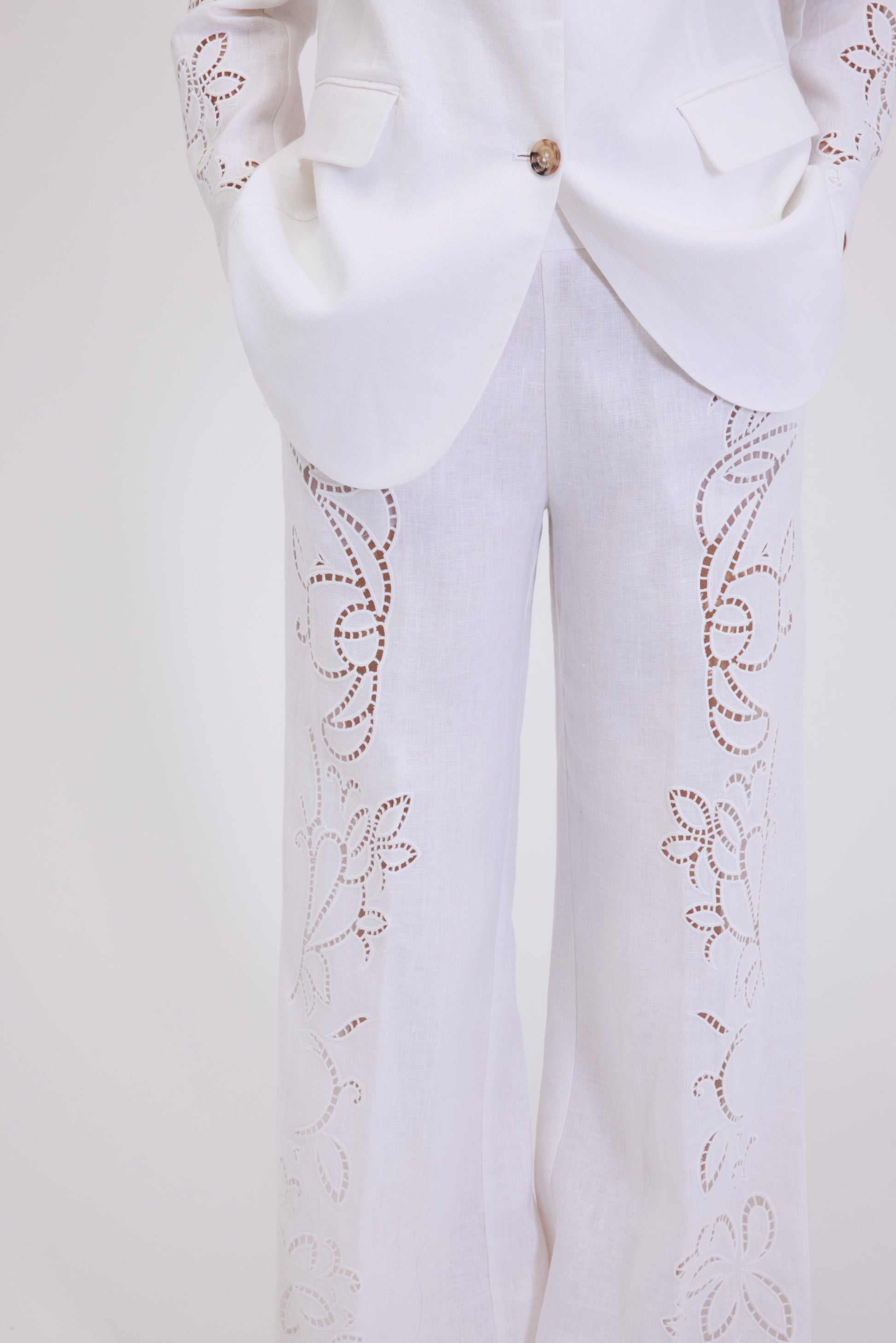 PANTALONI SARTORIALI IN LINO CON RICAMO SANGALLO