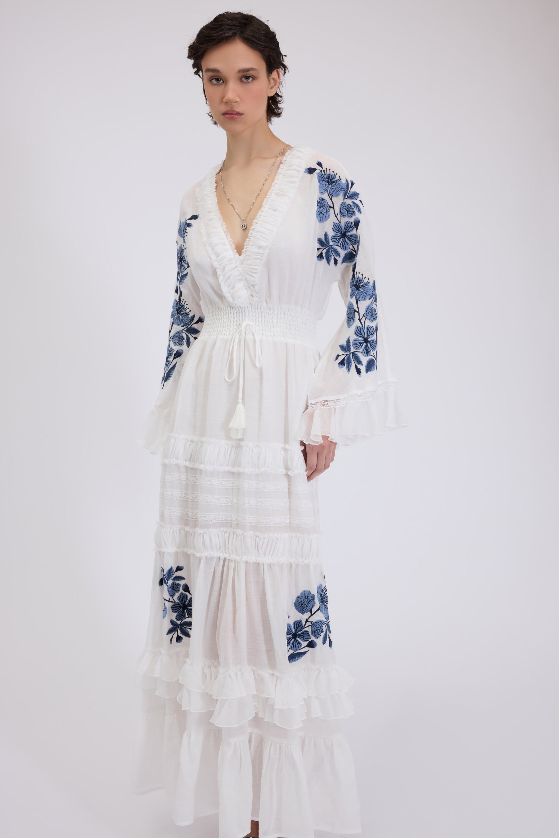 ROBE LONGUE EN MOUSSELINE À VOLANTS AVEC FLEURS BRODÉS