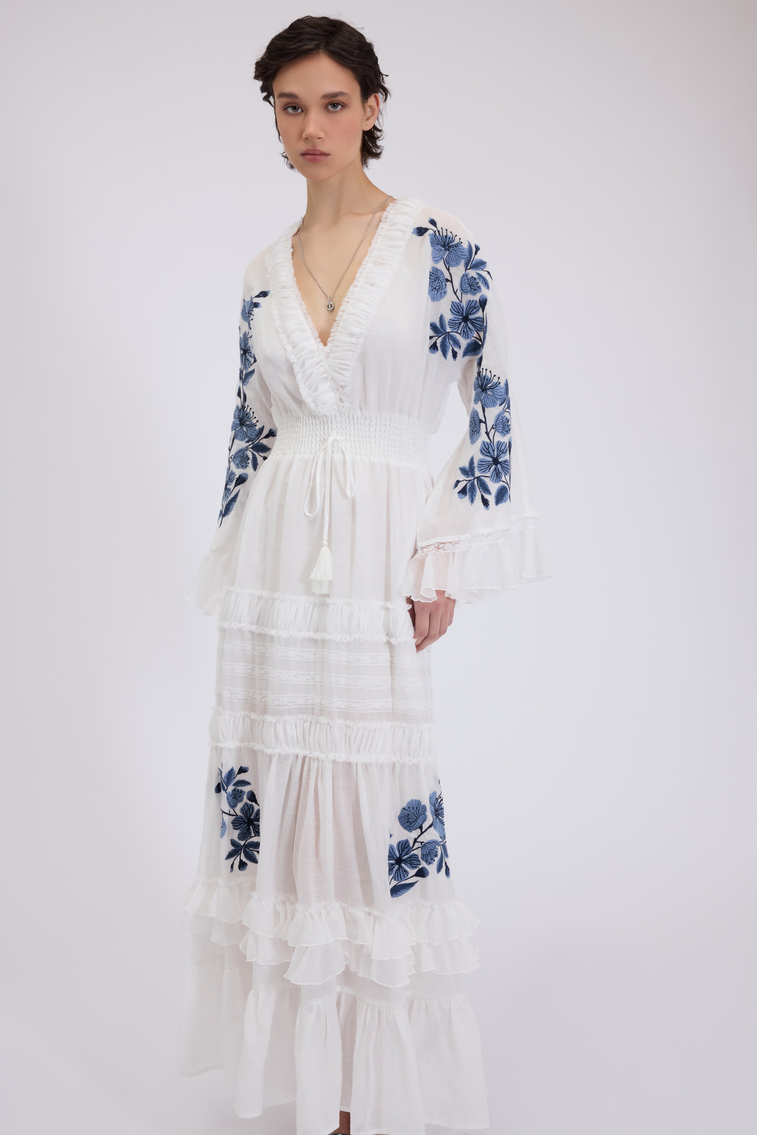 ROBE LONGUE EN MOUSSELINE À VOLANTS AVEC FLEURS BRODÉS