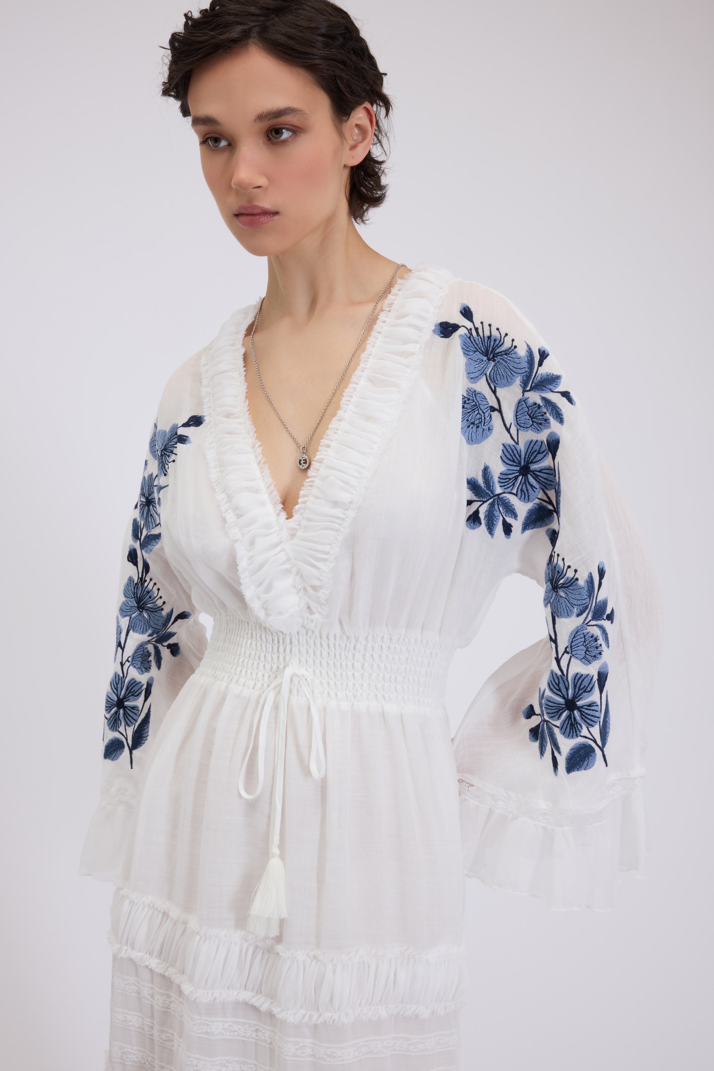 ROBE LONGUE EN MOUSSELINE À VOLANTS AVEC FLEURS BRODÉS