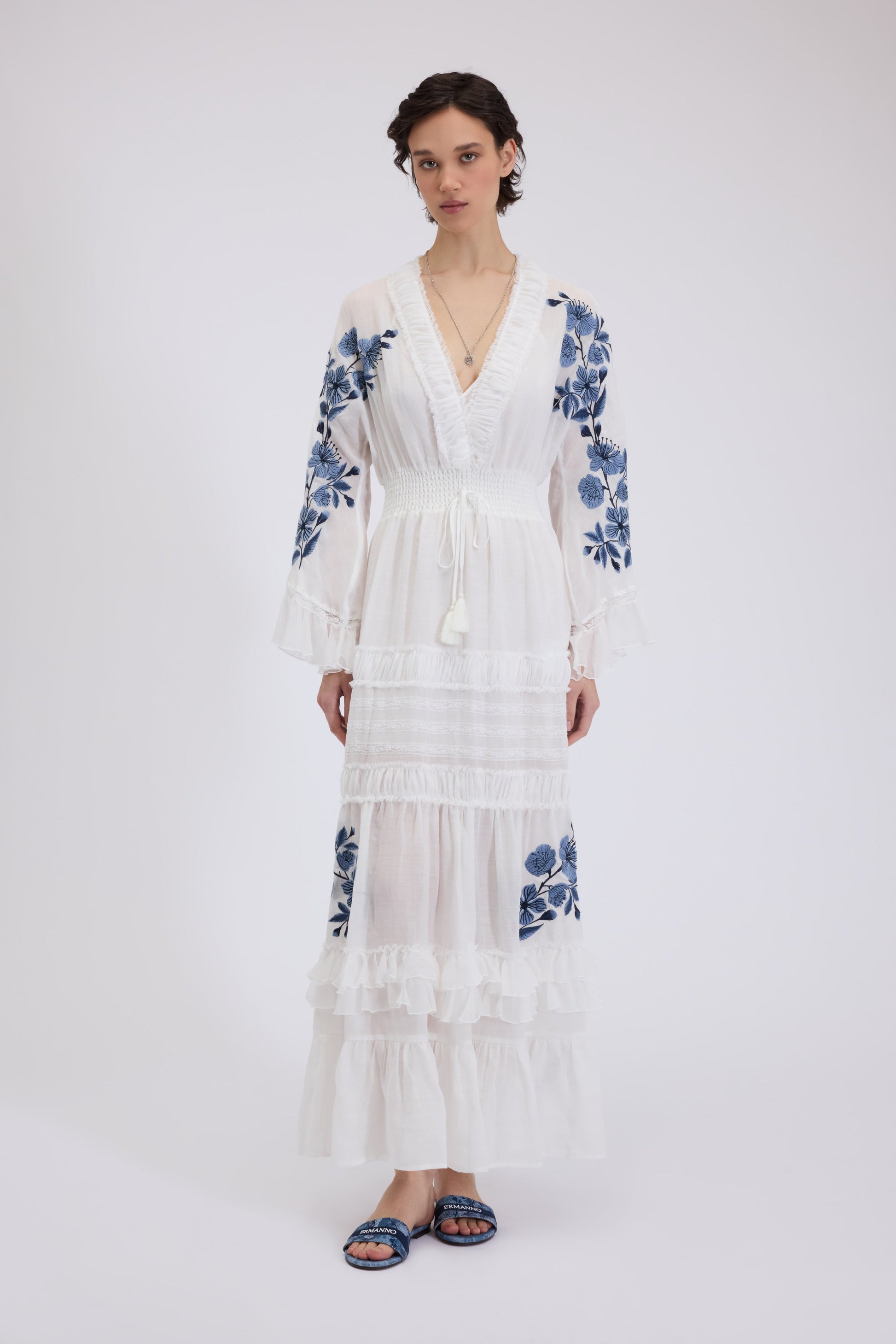 ROBE LONGUE EN MOUSSELINE À VOLANTS AVEC FLEURS BRODÉS