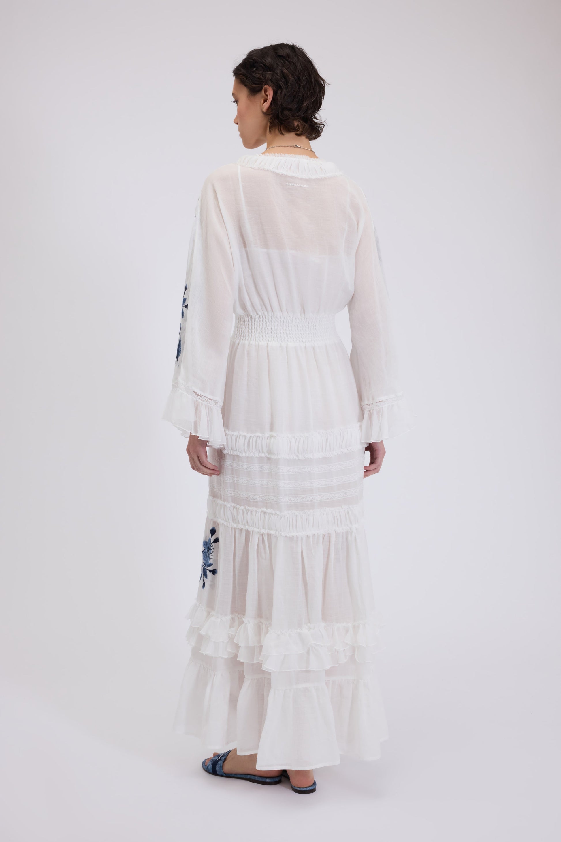 ROBE LONGUE EN MOUSSELINE À VOLANTS AVEC FLEURS BRODÉS