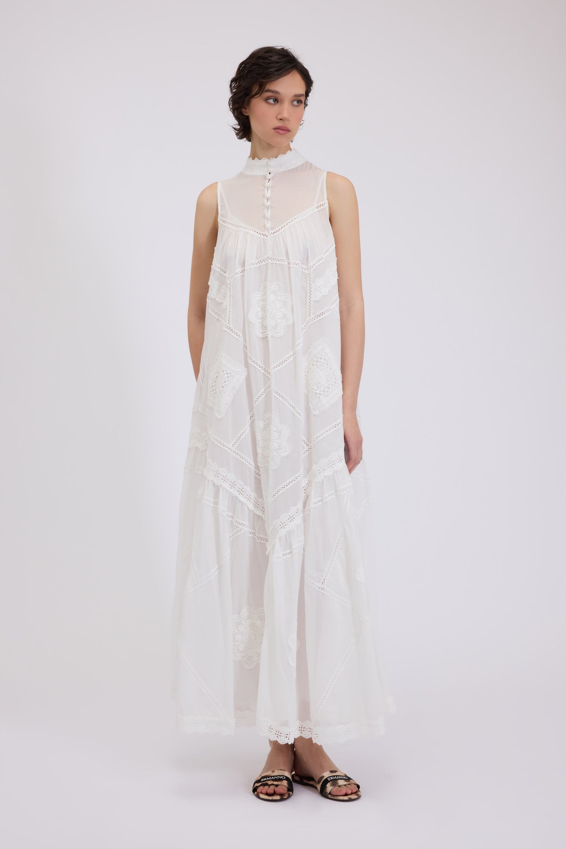 ABITO LUNGO IN MUSSOLA CON RICAMI PATCHWORK