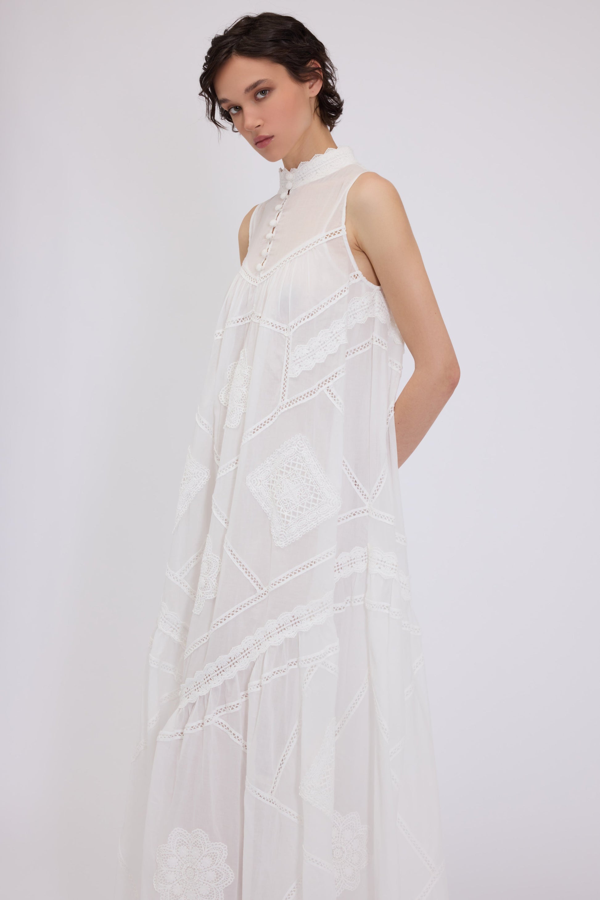 ABITO LUNGO IN MUSSOLA CON RICAMI PATCHWORK