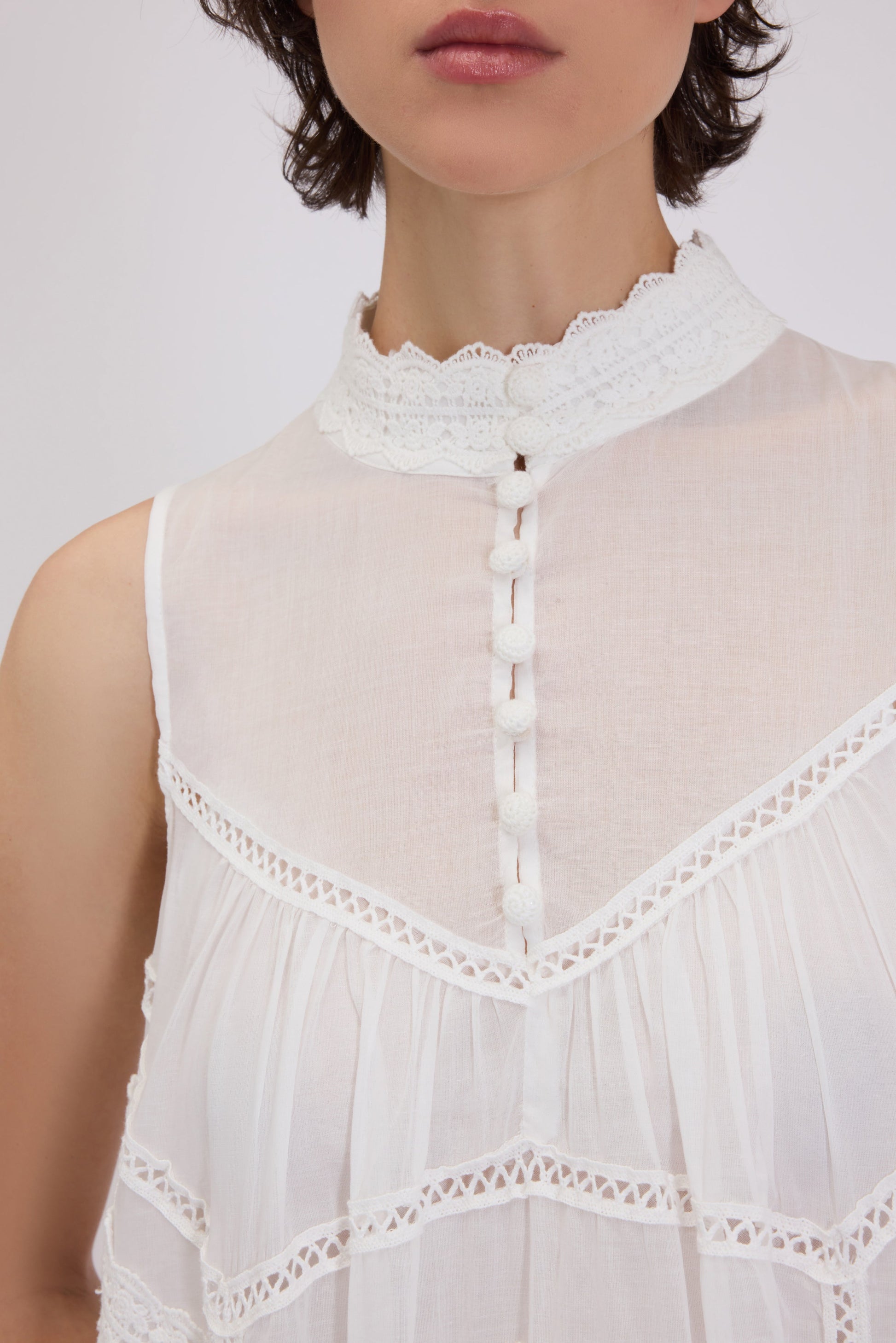 ABITO LUNGO IN MUSSOLA CON RICAMI PATCHWORK