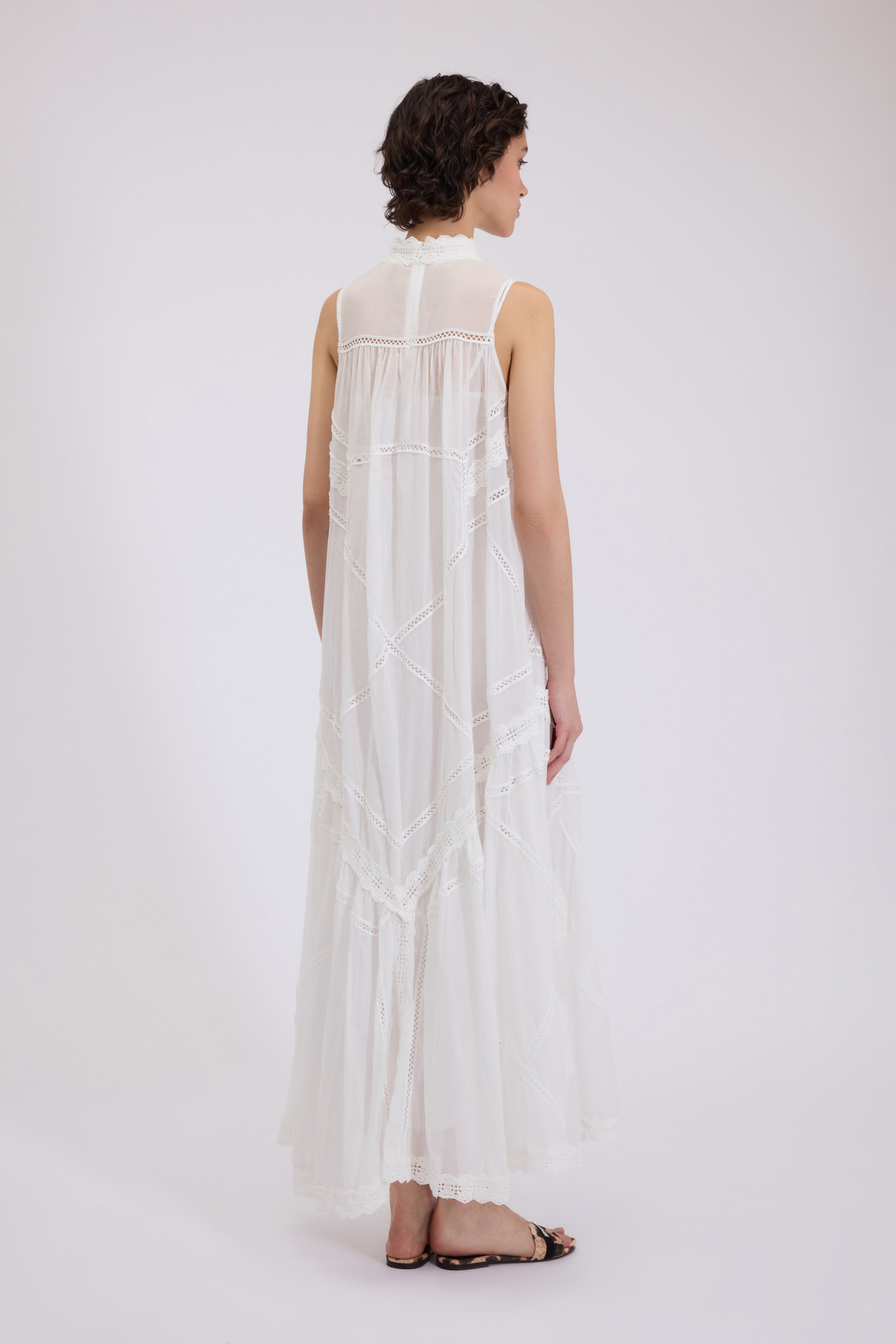 ABITO LUNGO IN MUSSOLA CON RICAMI PATCHWORK