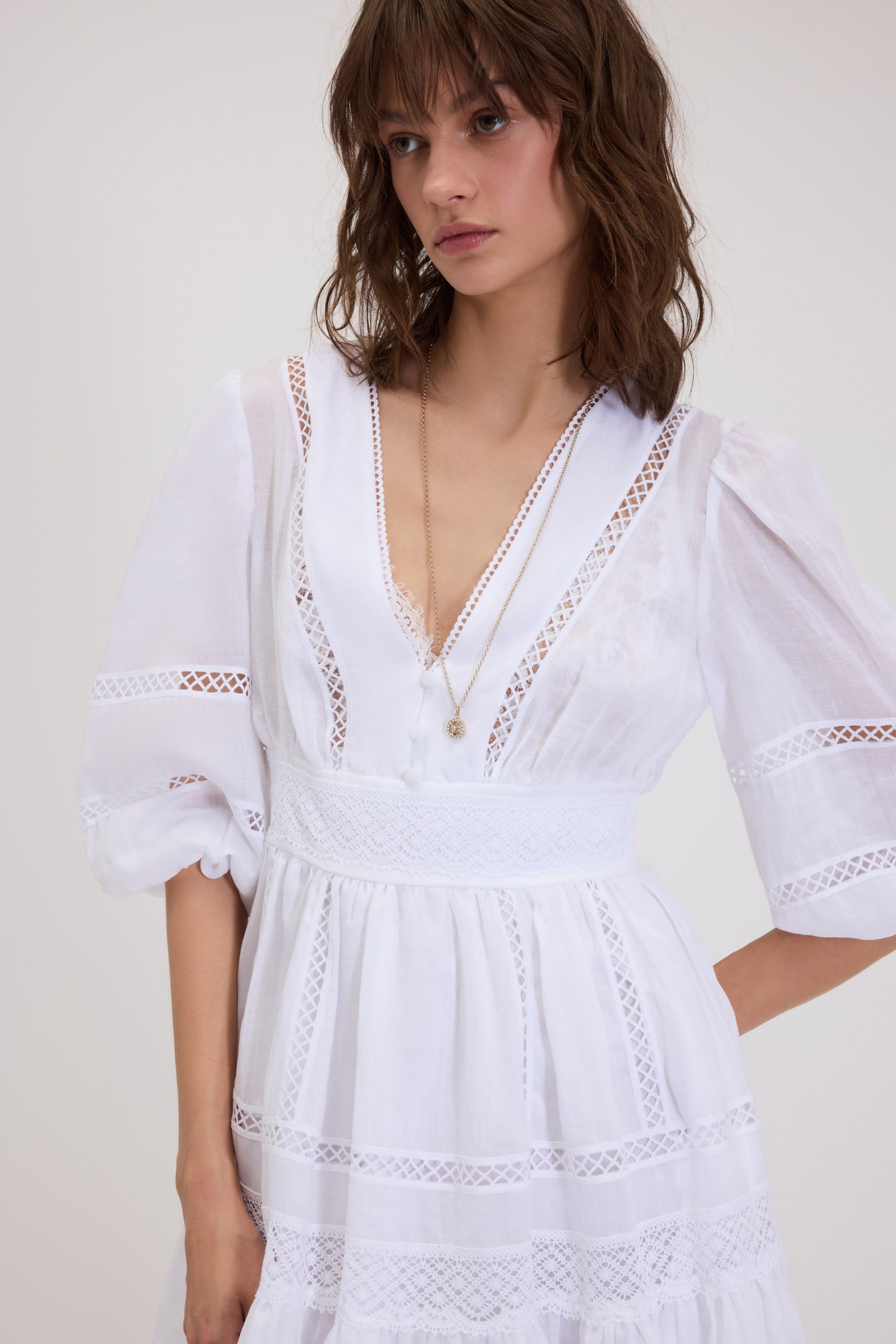 ABITO CORTO IN MUSSOLA A BALZE CON PIZZI CROCHET