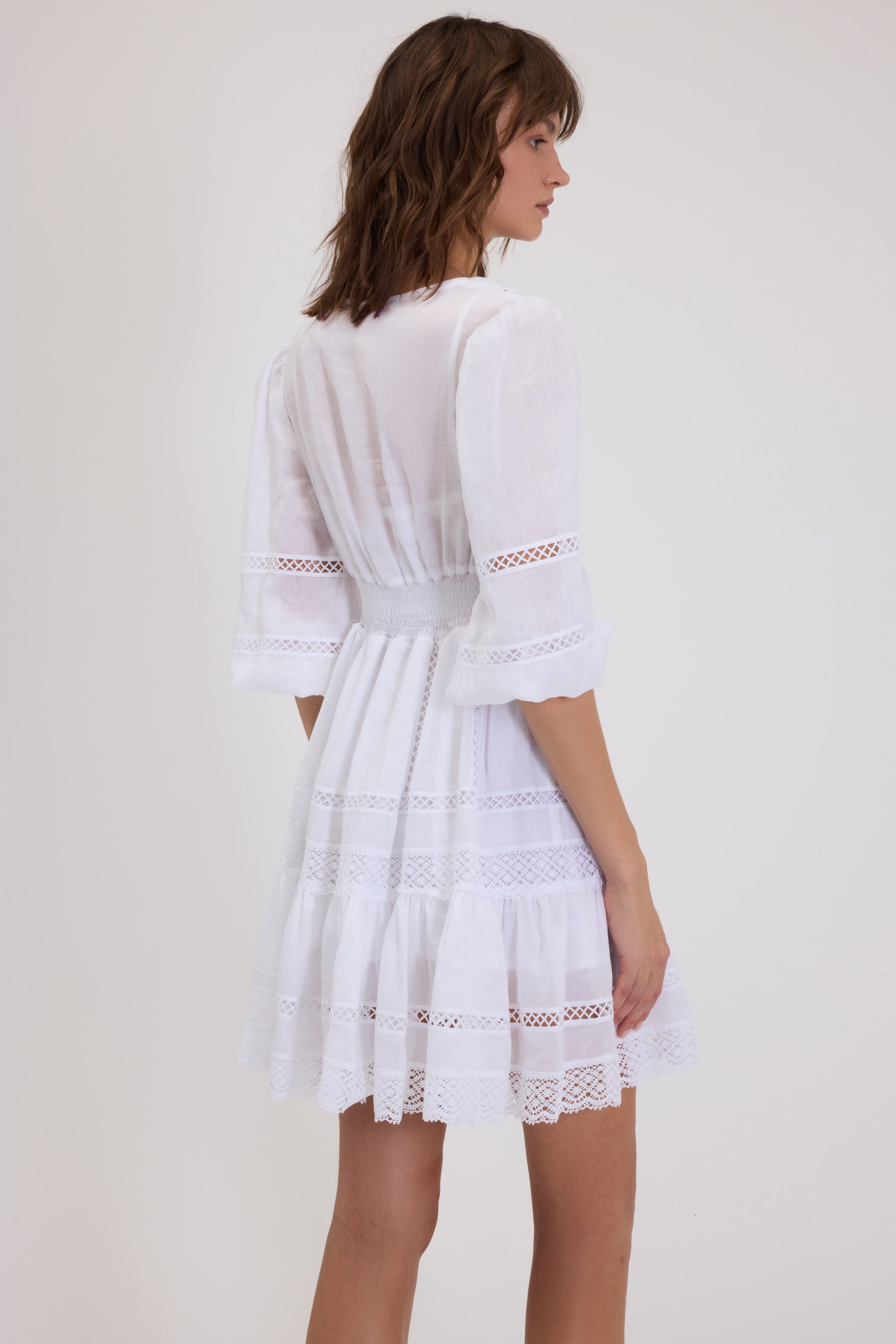 ABITO CORTO IN MUSSOLA A BALZE CON PIZZI CROCHET