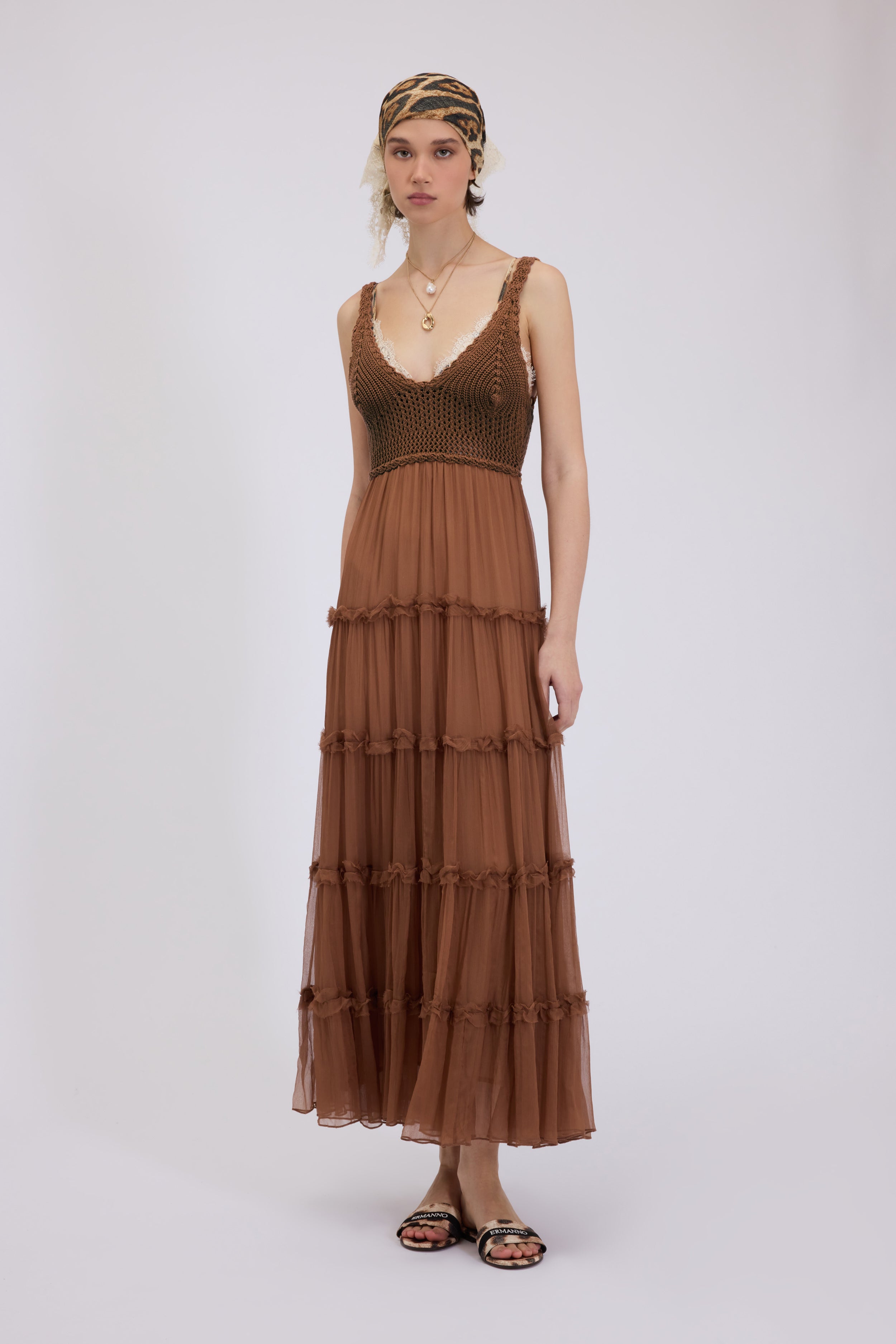 ROBE AVEC CORSAGE CROCHET ET VOLANTS DE CHIFFON BOUCLÉ