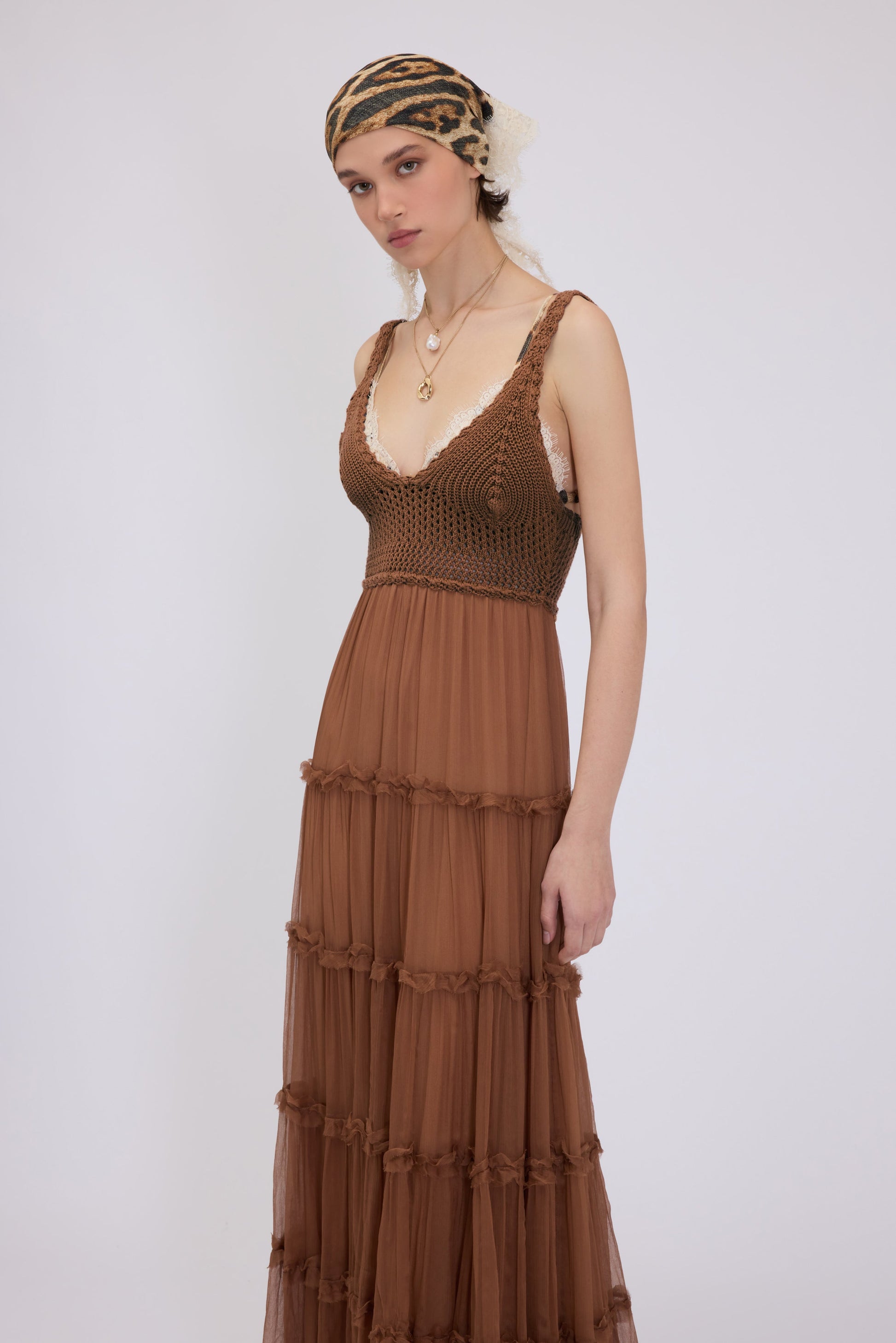 ROBE AVEC CORSAGE CROCHET ET VOLANTS DE CHIFFON BOUCLÉ