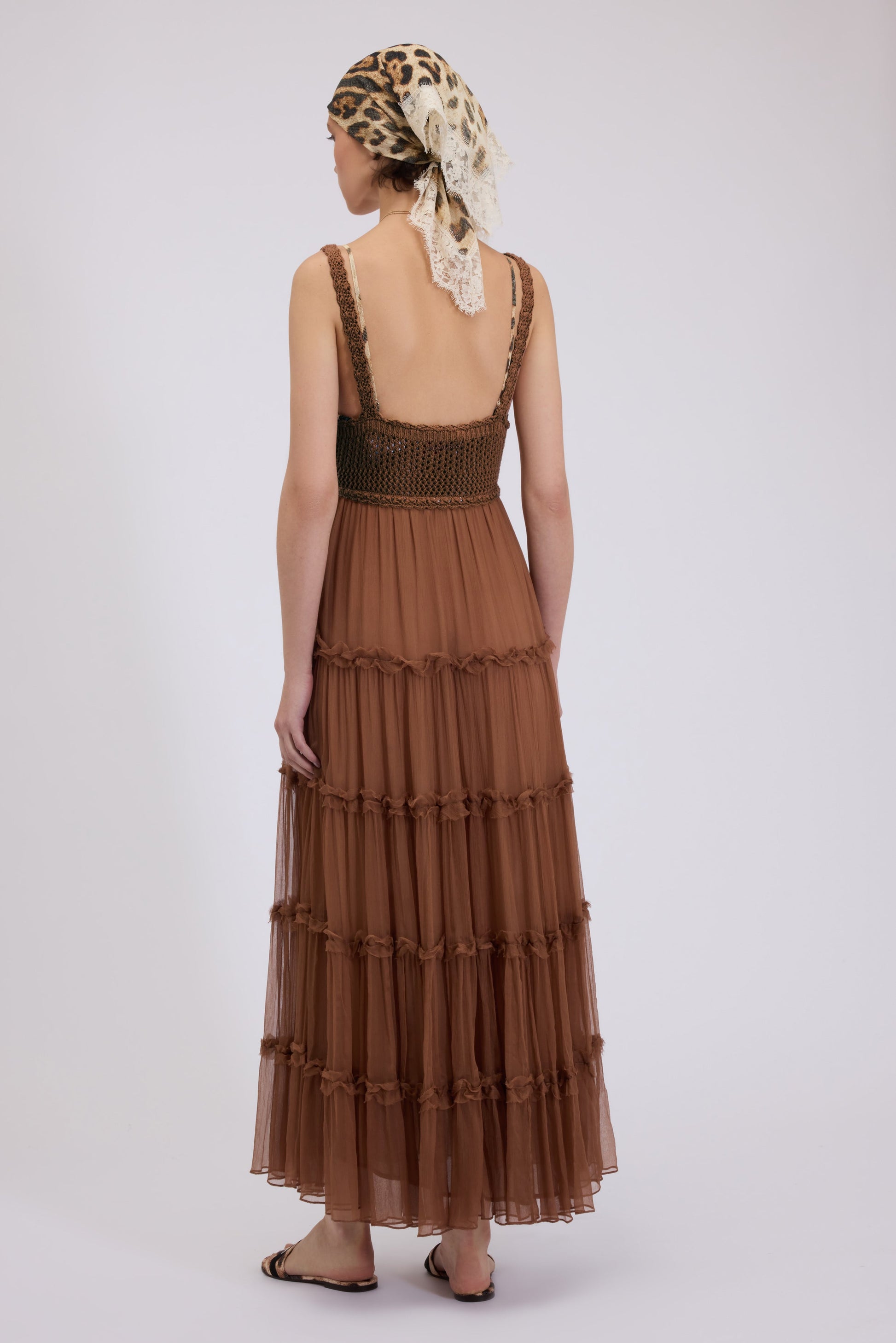 ROBE AVEC CORSAGE CROCHET ET VOLANTS DE CHIFFON BOUCLÉ