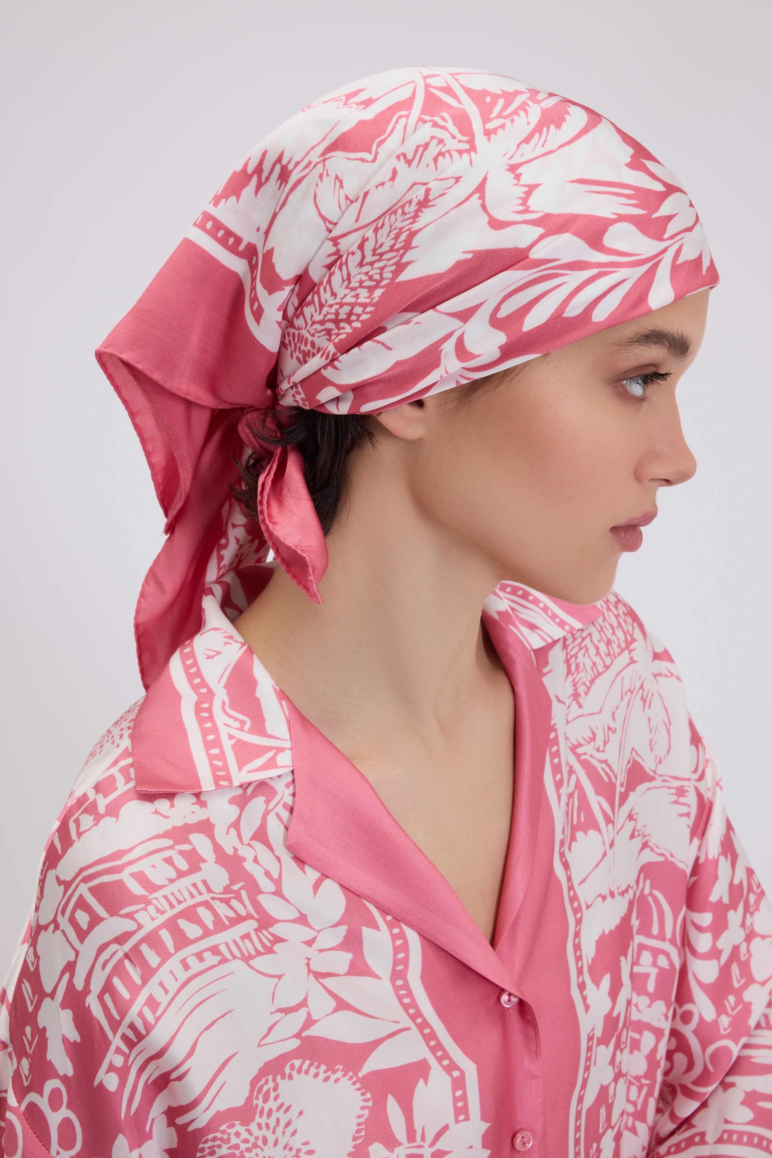 FOULARD EN SATIN DE VISCOSE AVEC IMPRIMÉ TROPICALE