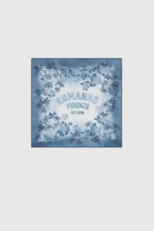 FOULARD IN RASO STAMPA DENIM SFUMATO CON FIORI E LOGO AL CENTRO