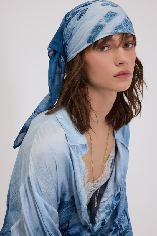 FOULARD IN RASO STAMPA DENIM SFUMATO CON FIORI E LOGO AL CENTRO
