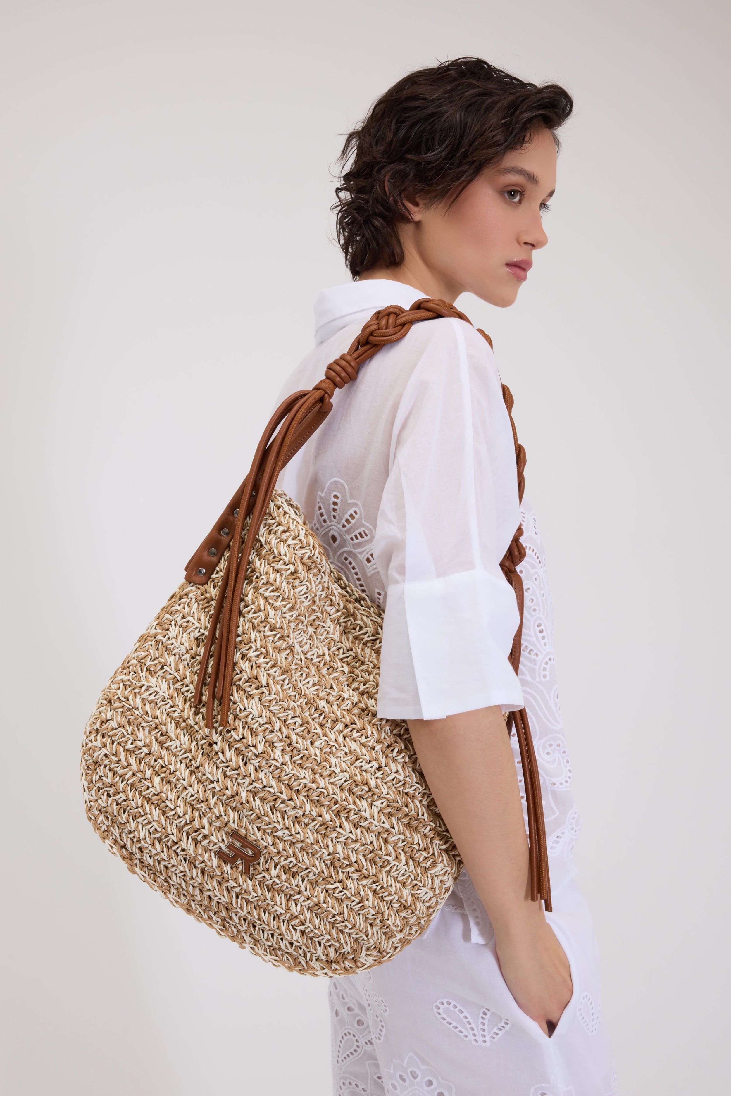 BORSA HOBO GRANDE IN RAFIA BICOLORE CON MANICO INTRECCIATO