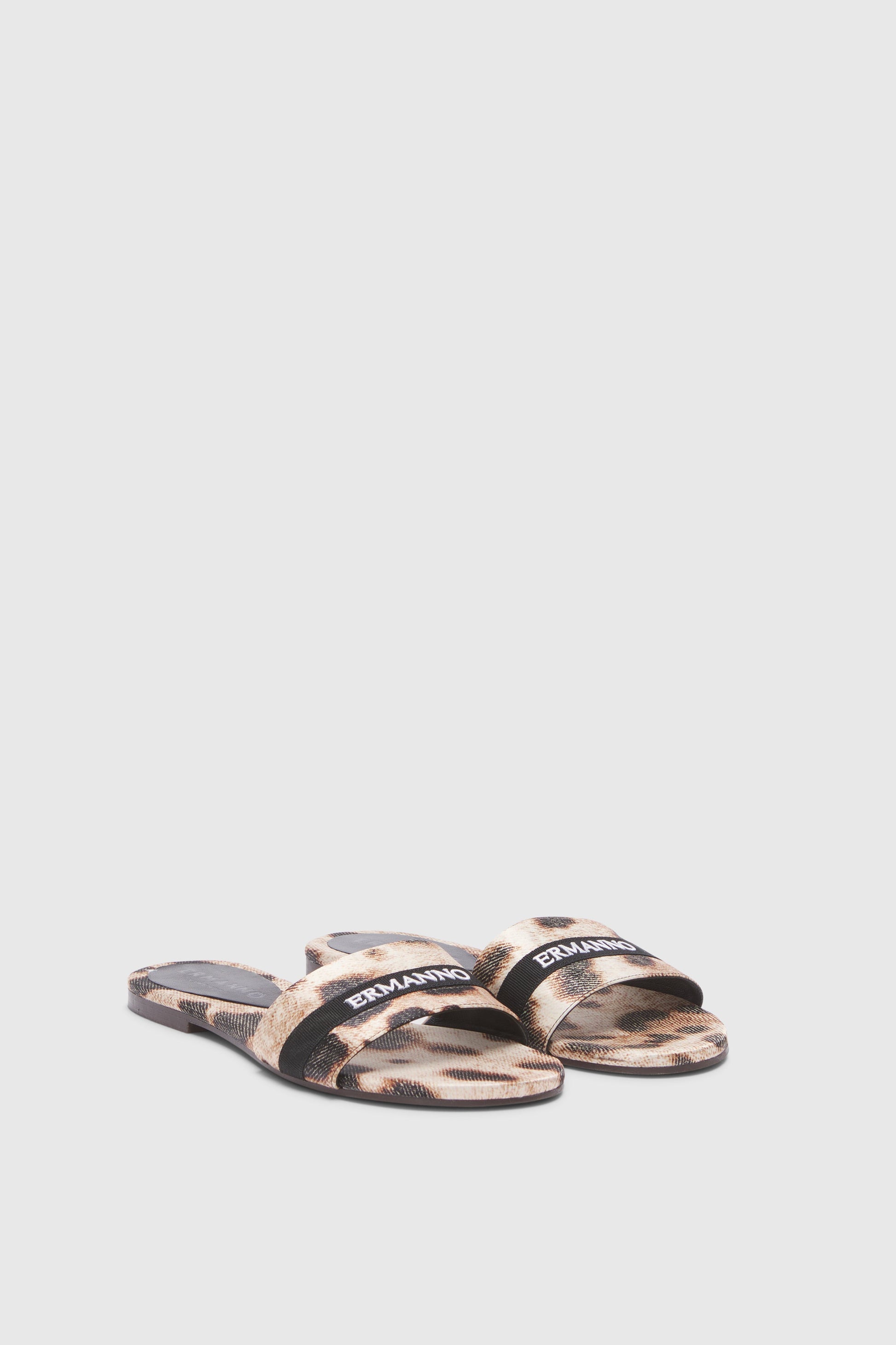 SANDALES IMPRIMÉ LÉOPARD ET LOGO BRODÉ