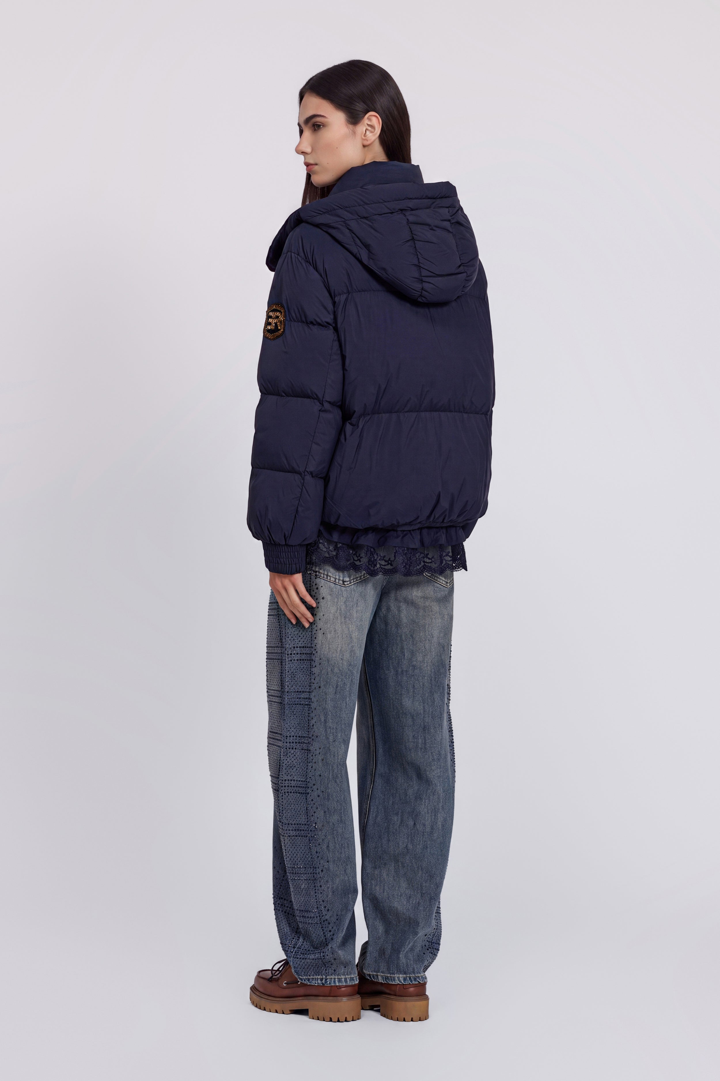 DOUDOUNE AVEC CAPUCHE ET DĖTAILS EN TULLE