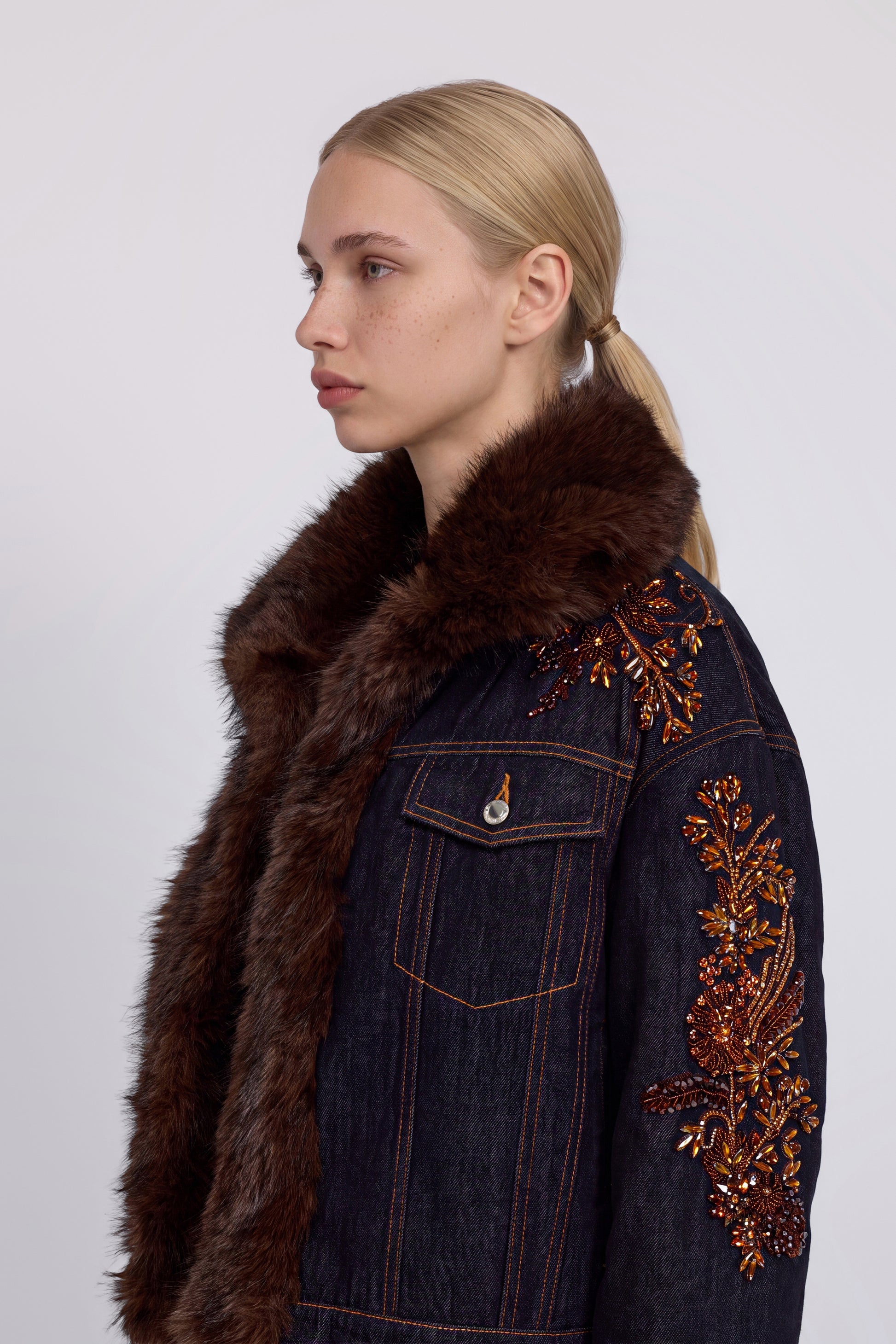 GIACCA IN DENIM CON RICAMI GIOIELLO E INTERNO IN ECOPOLECCIA