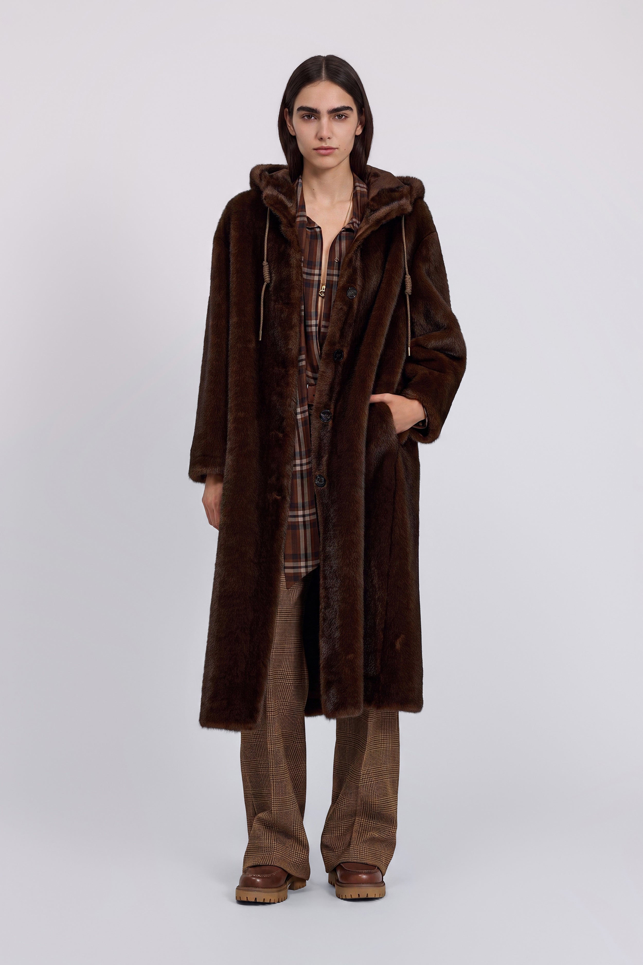 MANTEAU LONG EN FAUX FOURRURE AVEC CAPUCHE