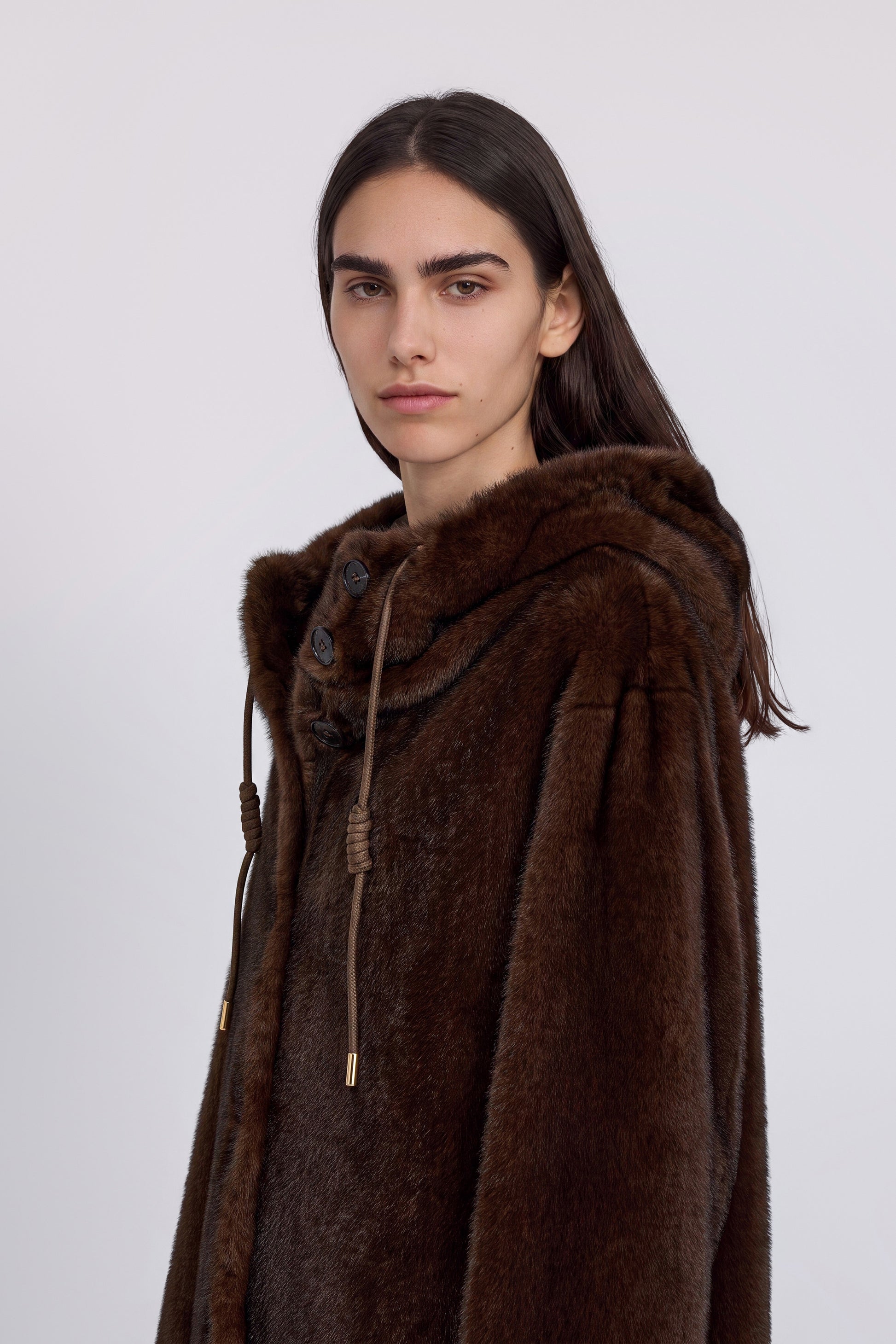 MANTEAU LONG EN FAUX FOURRURE AVEC CAPUCHE