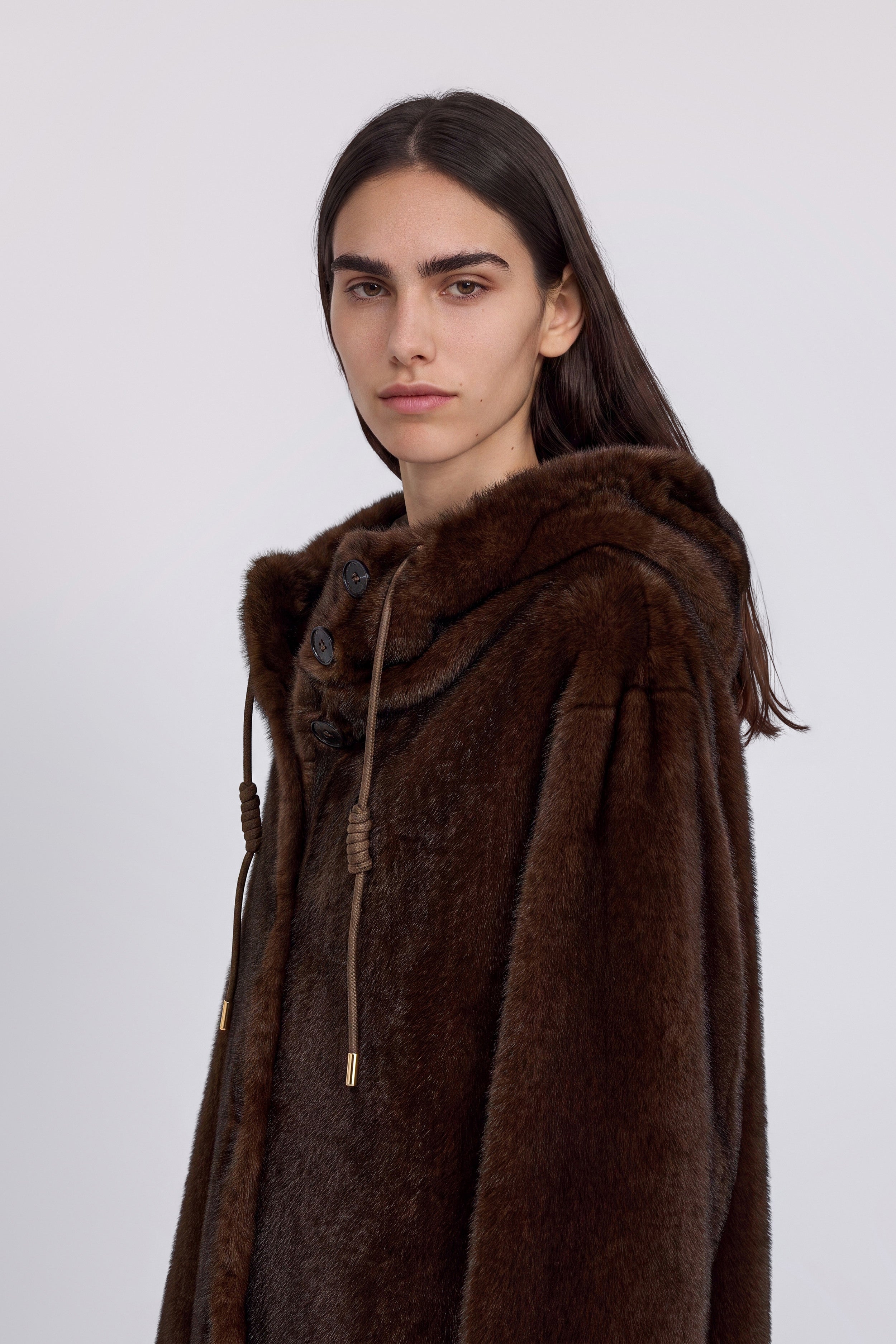 MANTEAU LONG EN FAUX FOURRURE AVEC CAPUCHE