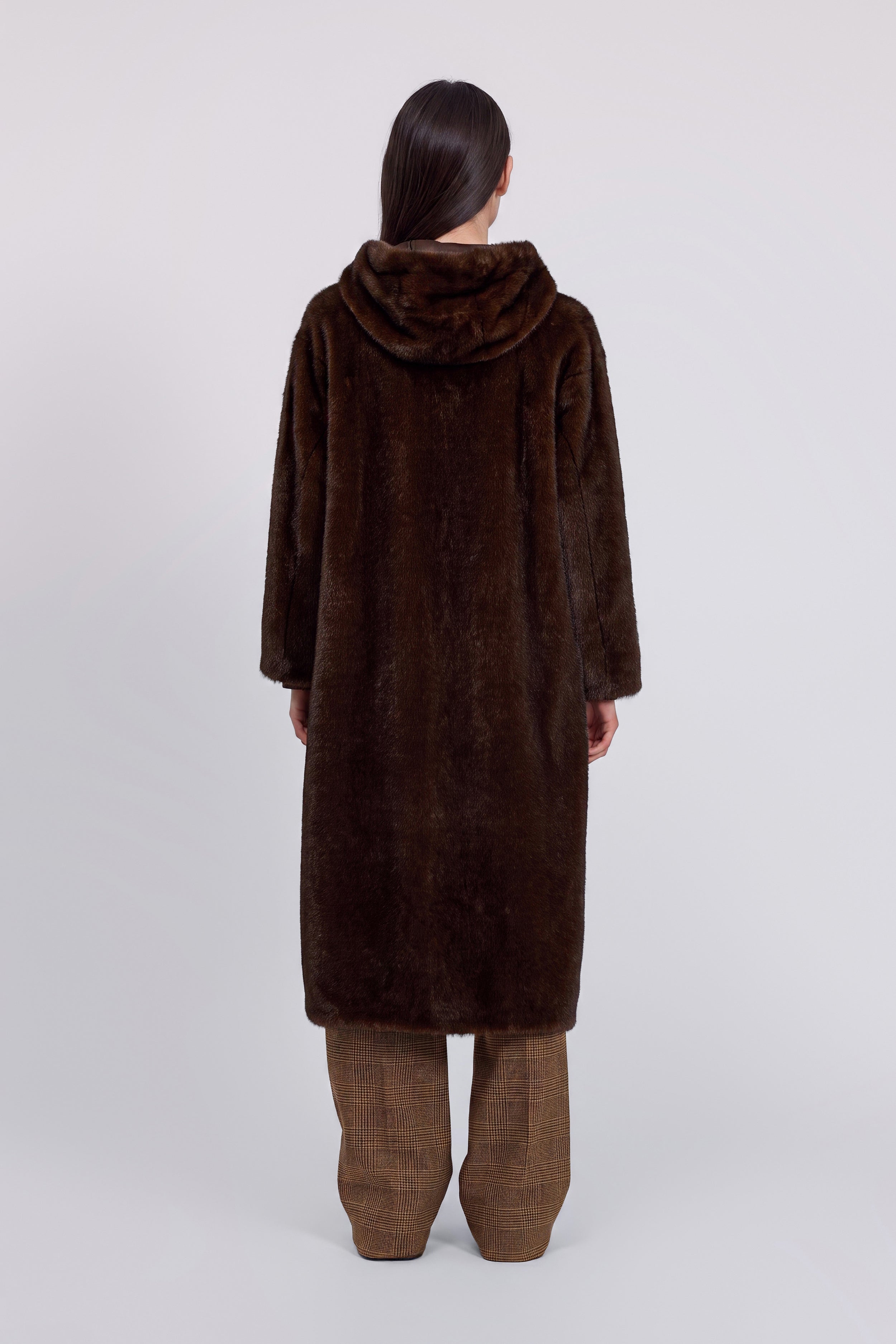 MANTEAU LONG EN FAUX FOURRURE AVEC CAPUCHE