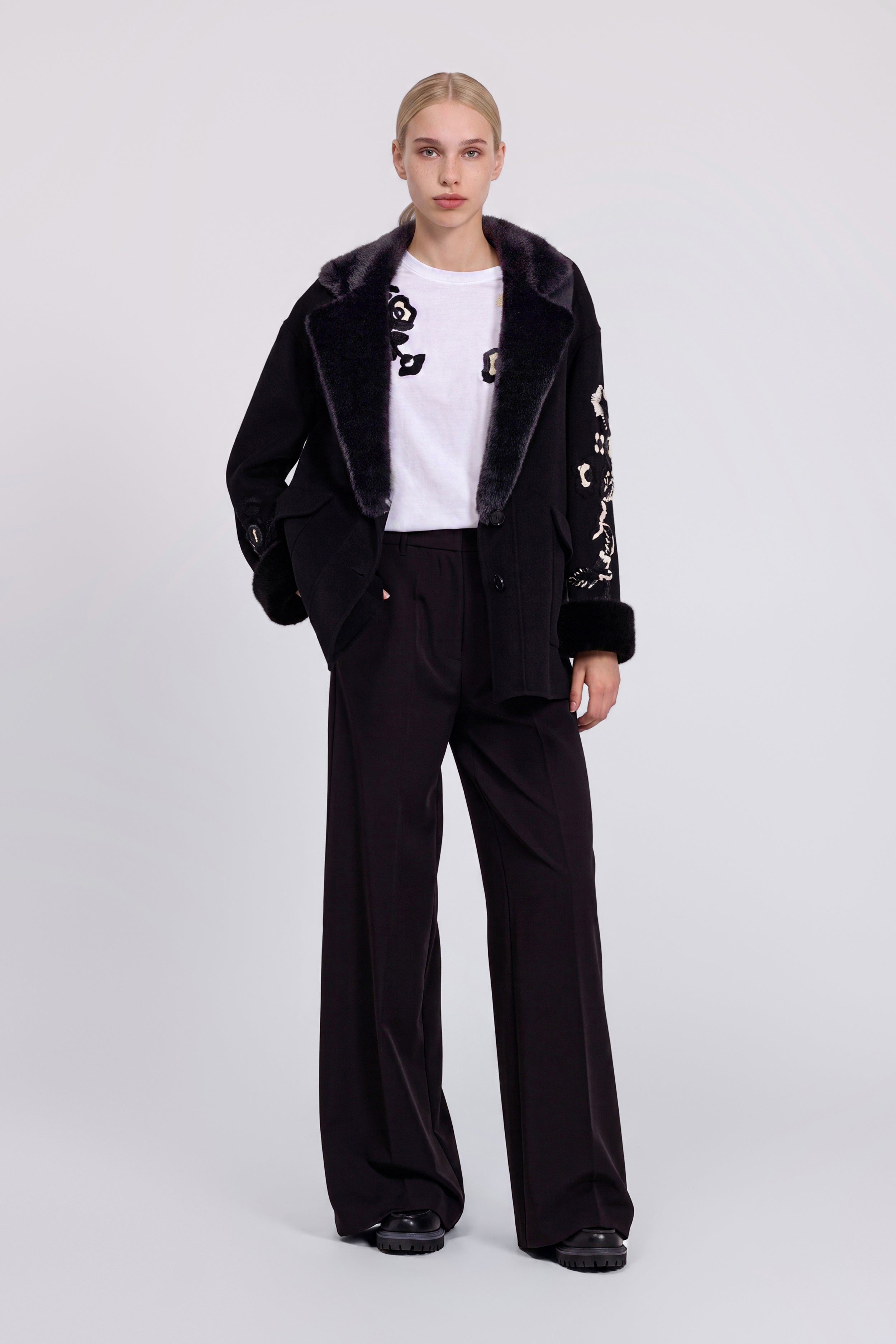 BLOUSON AVEC COL EN FAUX FOURRURE ET BRODERIES EN LAINE