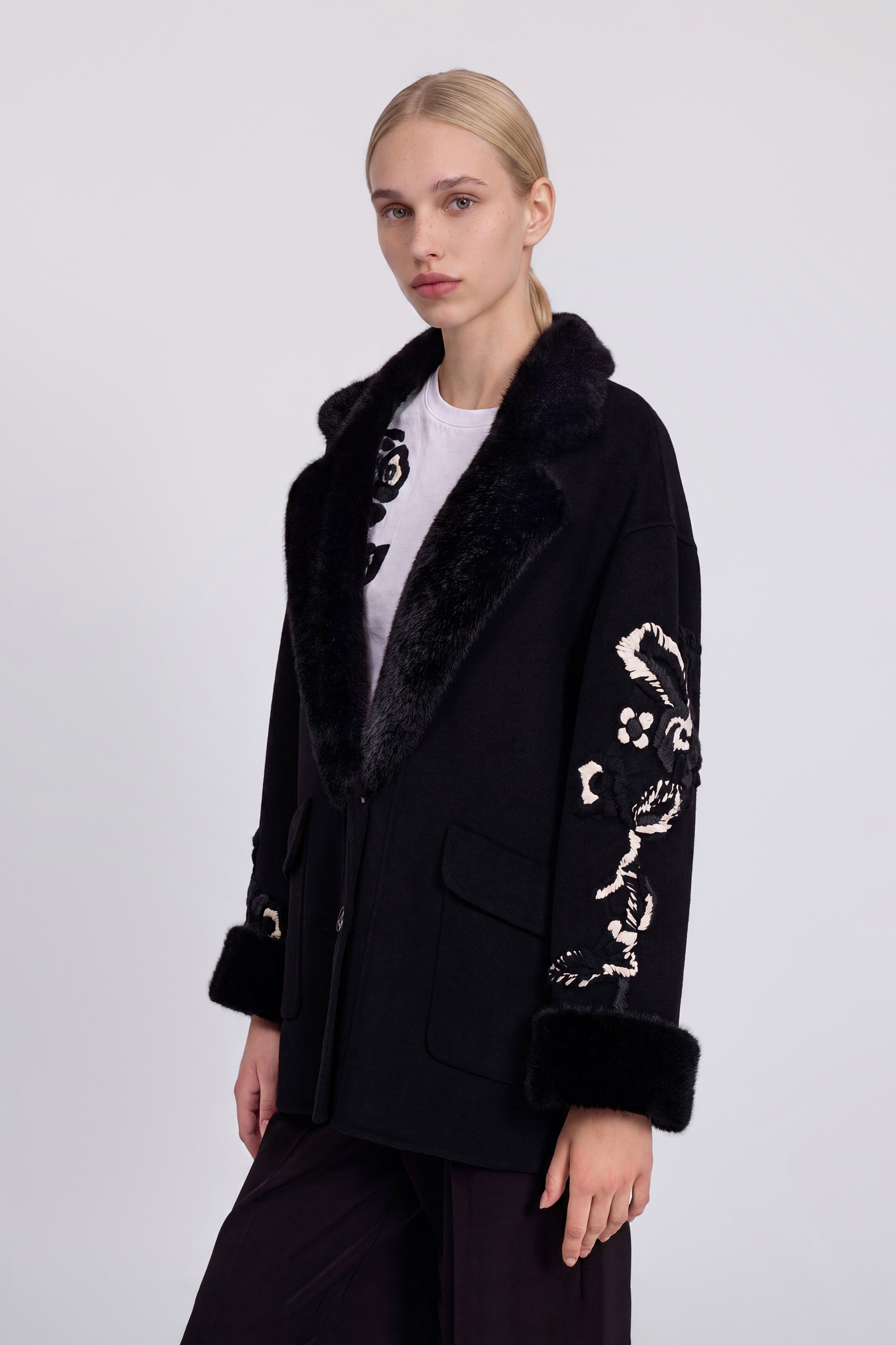 BLOUSON AVEC COL EN FAUX FOURRURE ET BRODERIES EN LAINE