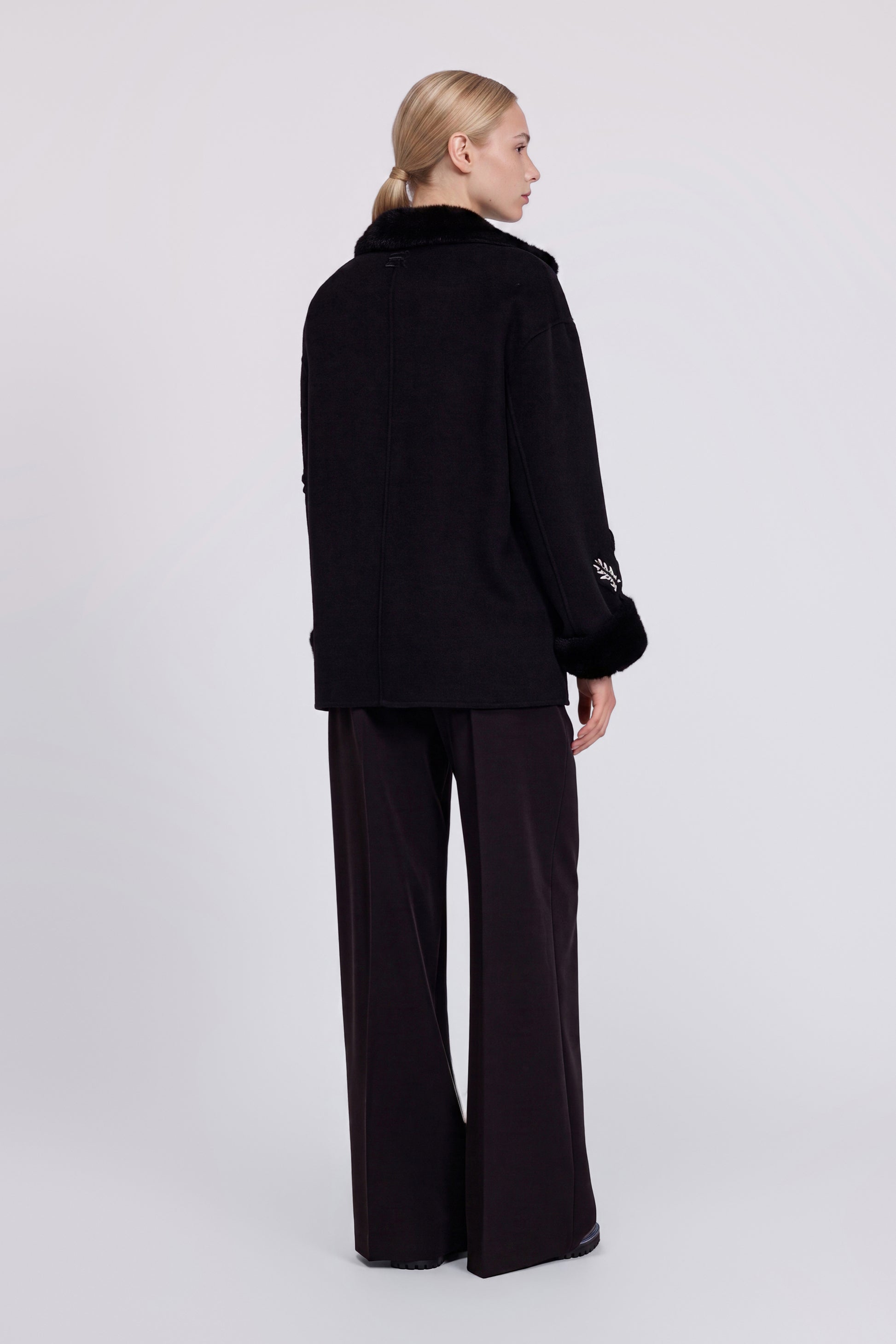 BLOUSON AVEC COL EN FAUX FOURRURE ET BRODERIES EN LAINE