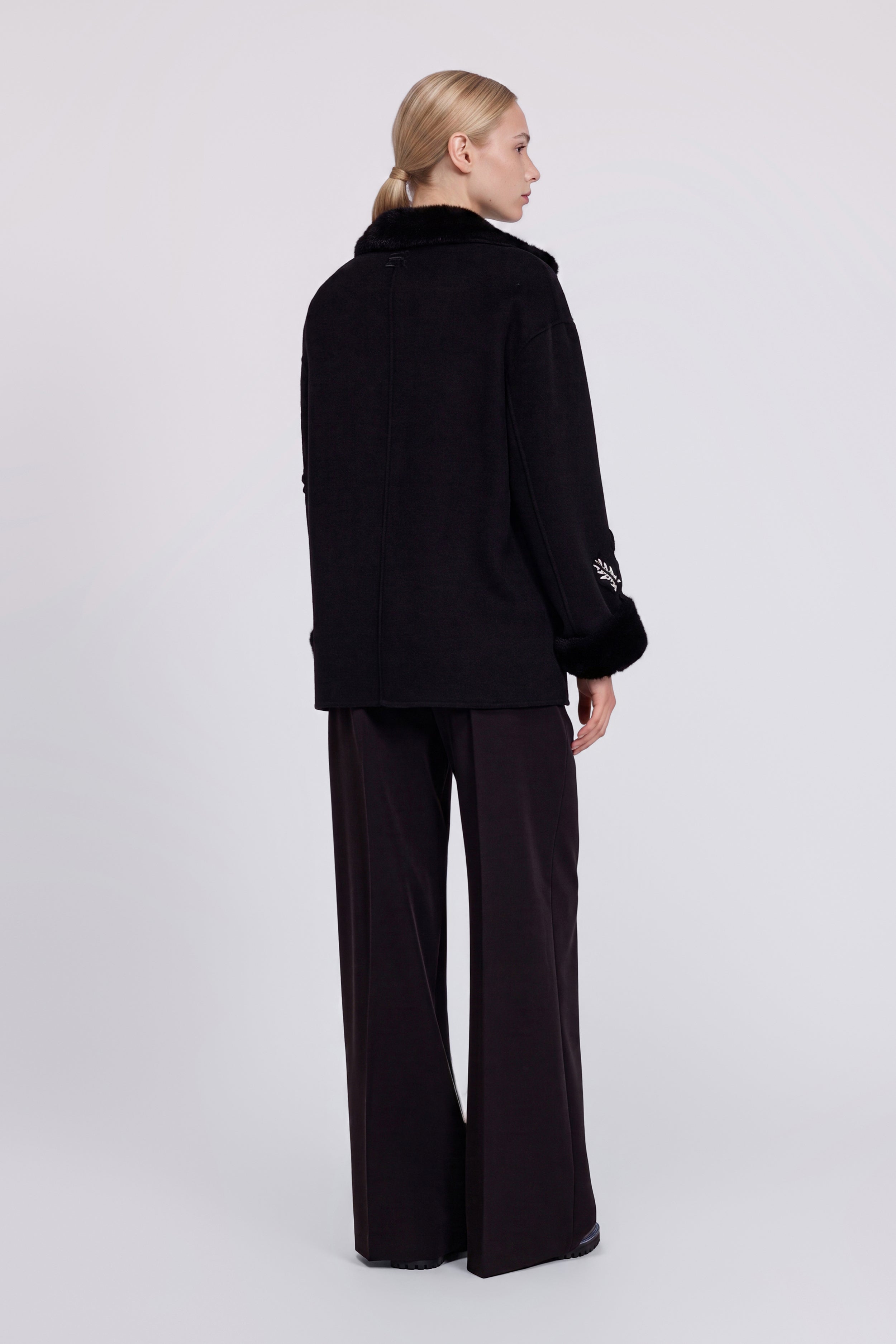 BLOUSON AVEC COL EN FAUX FOURRURE ET BRODERIES EN LAINE