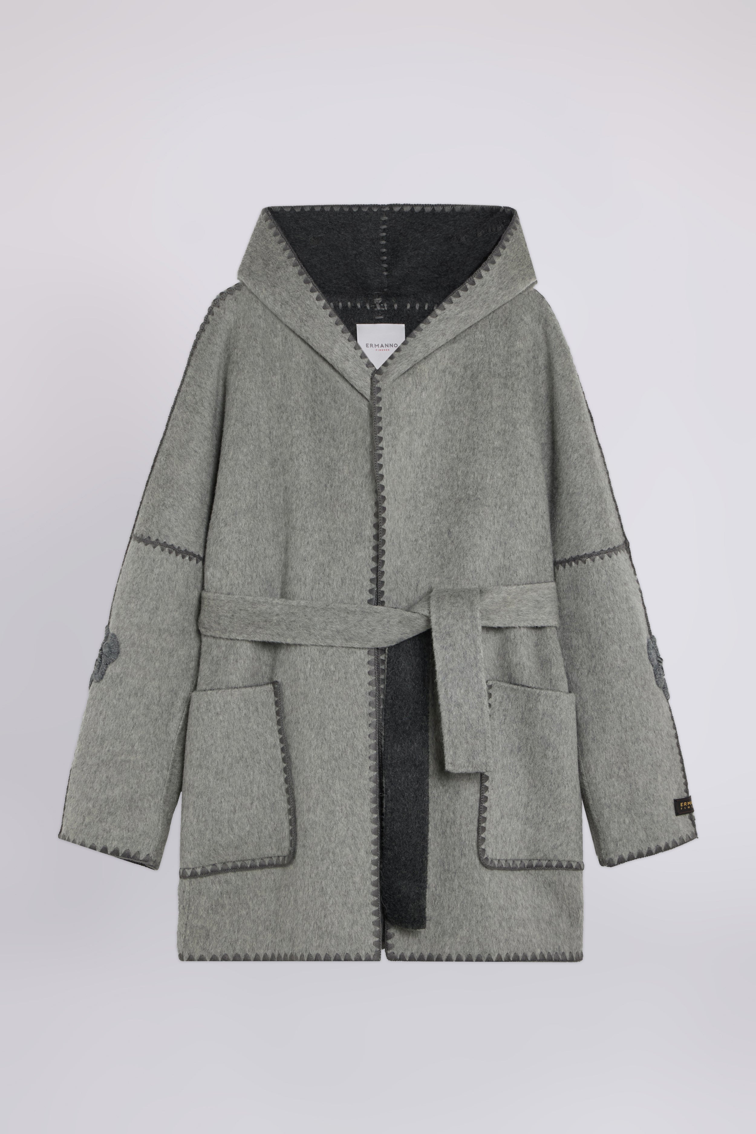 BLOUSON AVEC CAPUCHE, CEINTURE ET BRODERIES EN LAINE