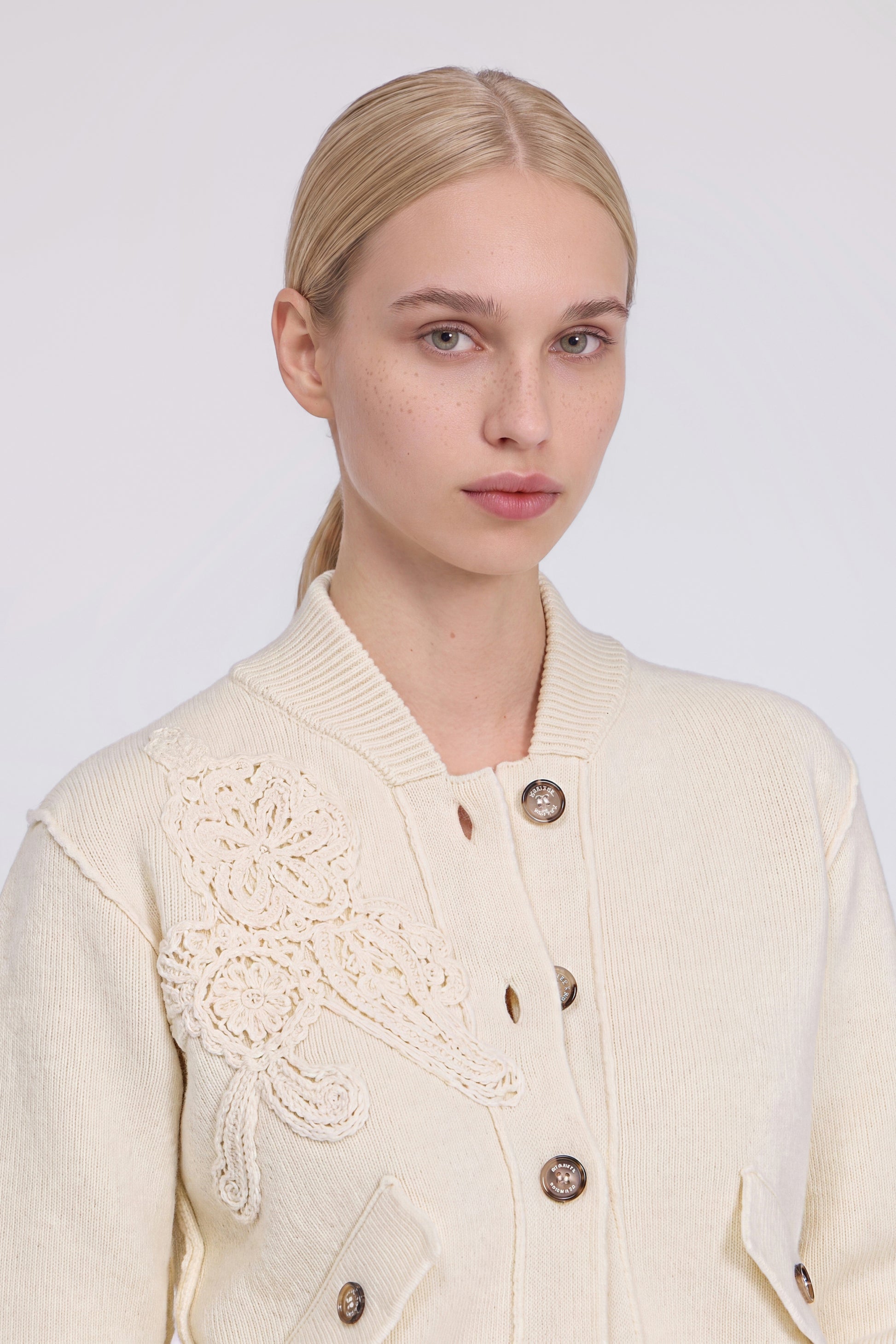 BLOUSON BOMBER EN MAILLE AVEC BRODERIE MACRAMĖ