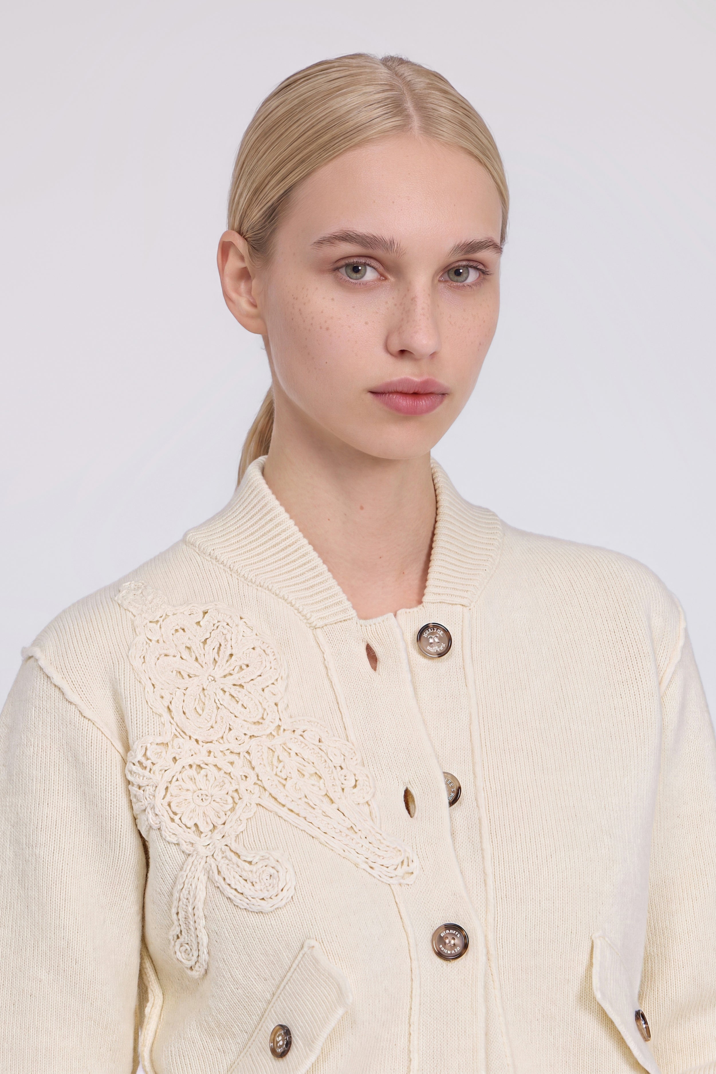 BLOUSON BOMBER EN MAILLE AVEC BRODERIE MACRAMĖ