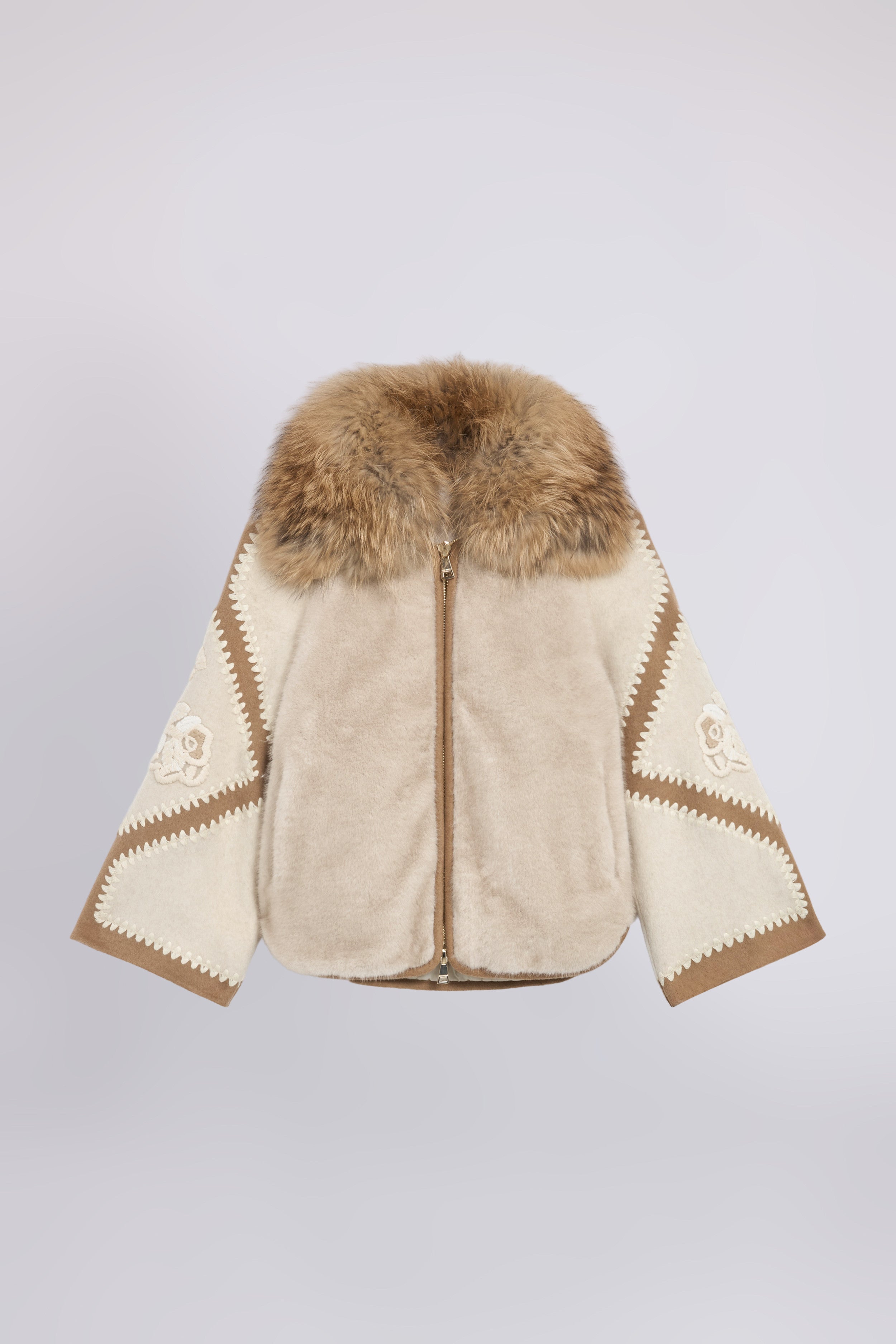 PELLICCIA ECOLOGICA CON MANICHE PATCHWORK E COLLO DI PELLICCIA