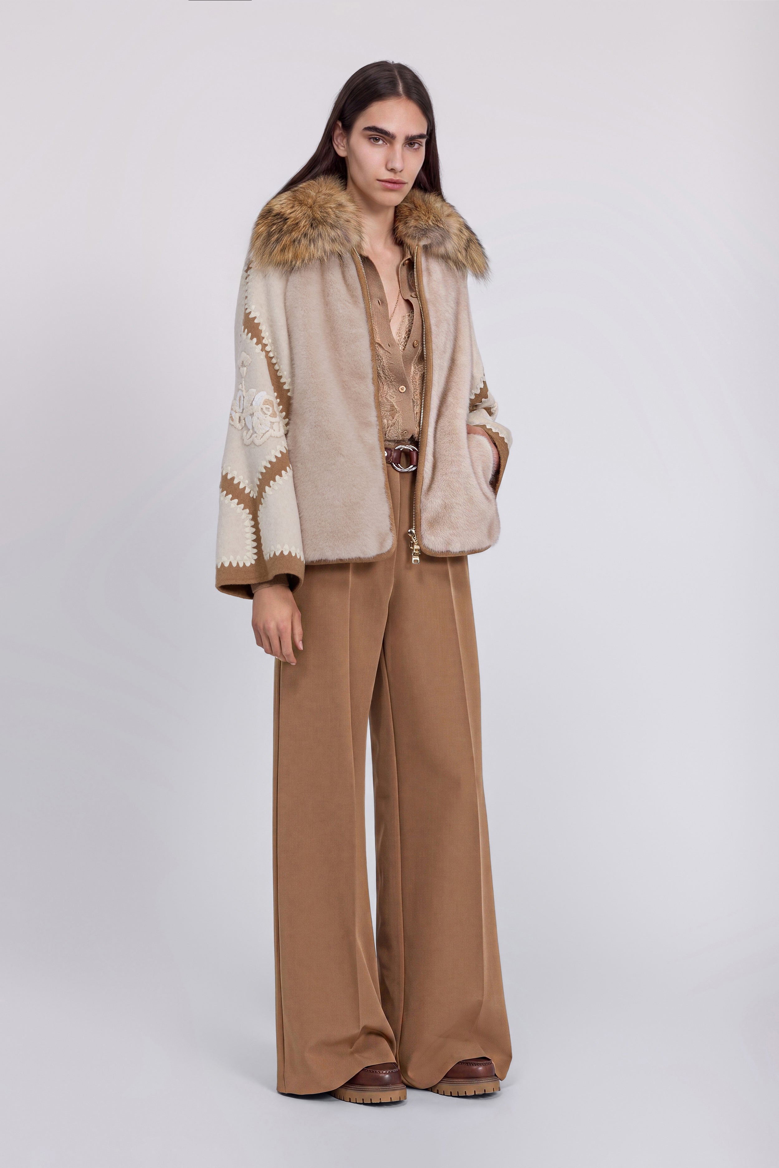 PELLICCIA ECOLOGICA CON MANICHE PATCHWORK E COLLO DI PELLICCIA