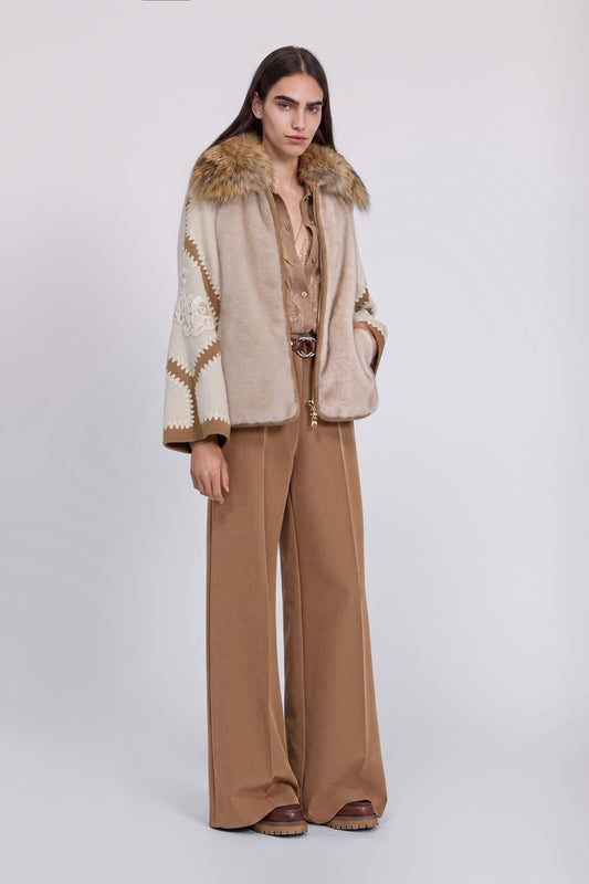 PELLICCIA ECOLOGICA CON MANICHE PATCHWORK E COLLO DI PELLICCIA