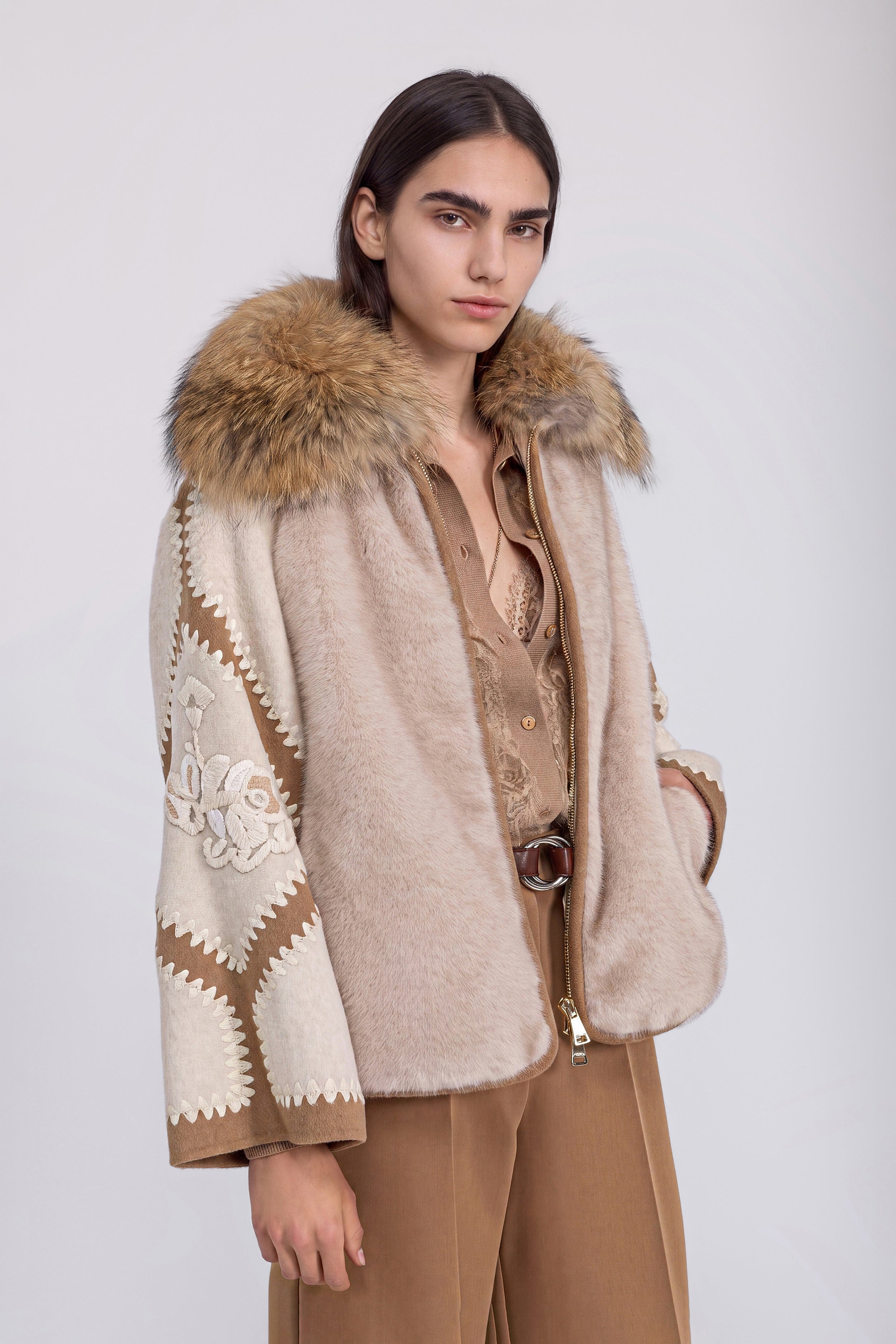 PELLICCIA ECOLOGICA CON MANICHE PATCHWORK E COLLO DI PELLICCIA