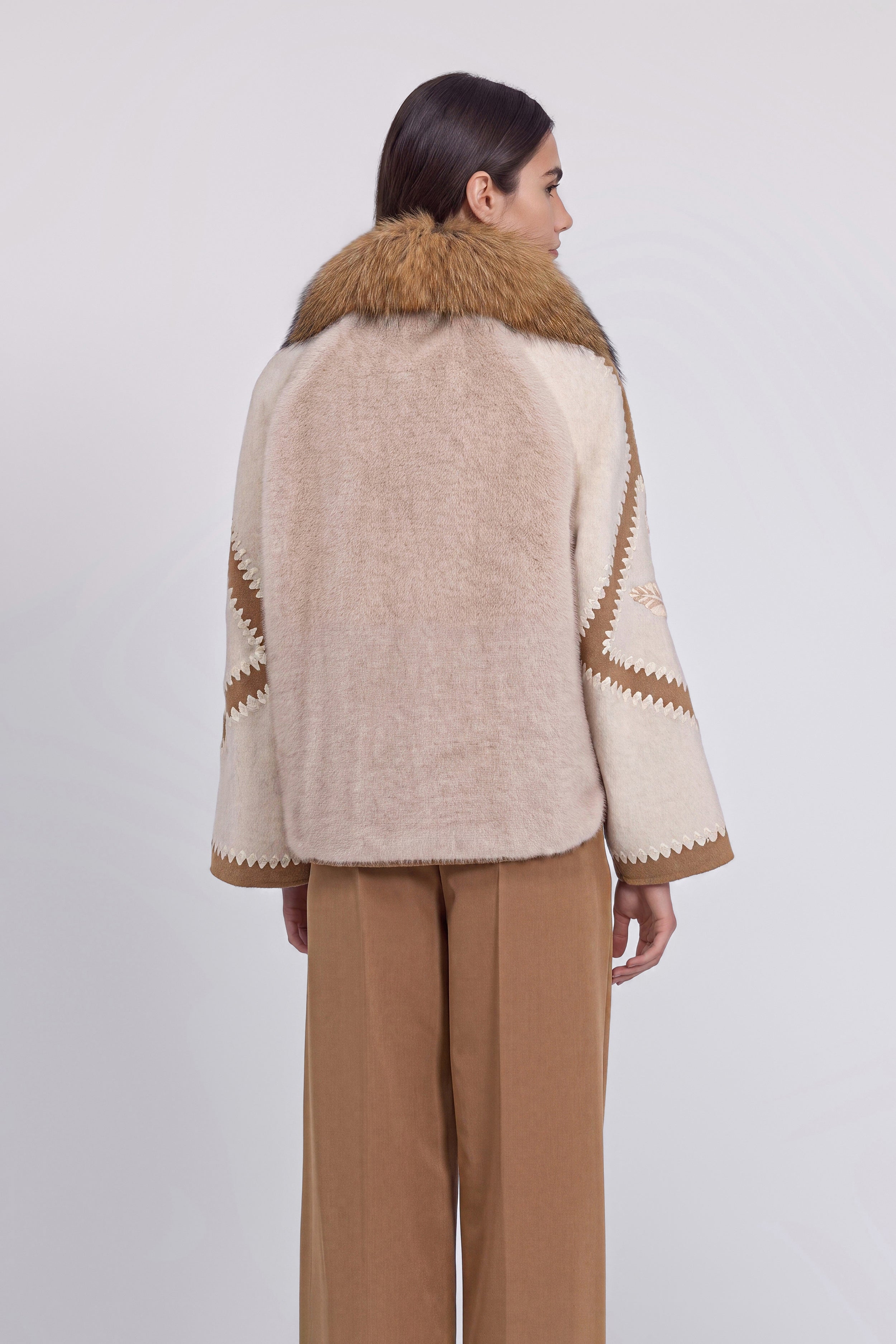 PELLICCIA ECOLOGICA CON MANICHE PATCHWORK E COLLO DI PELLICCIA