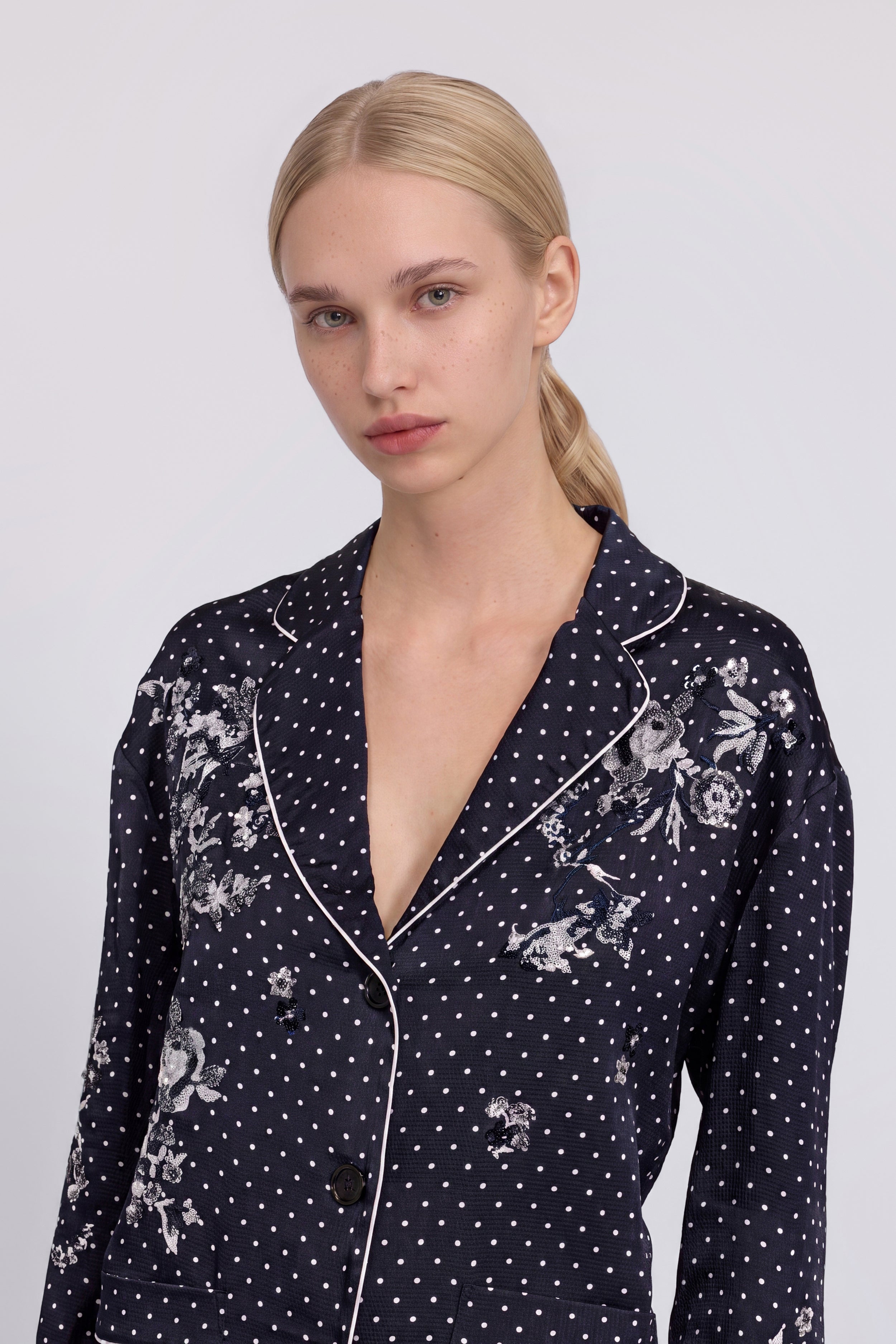 CAMICIA IN RASO A POIS CON RICAMO FLOREALE DI MICRO PAILLETES